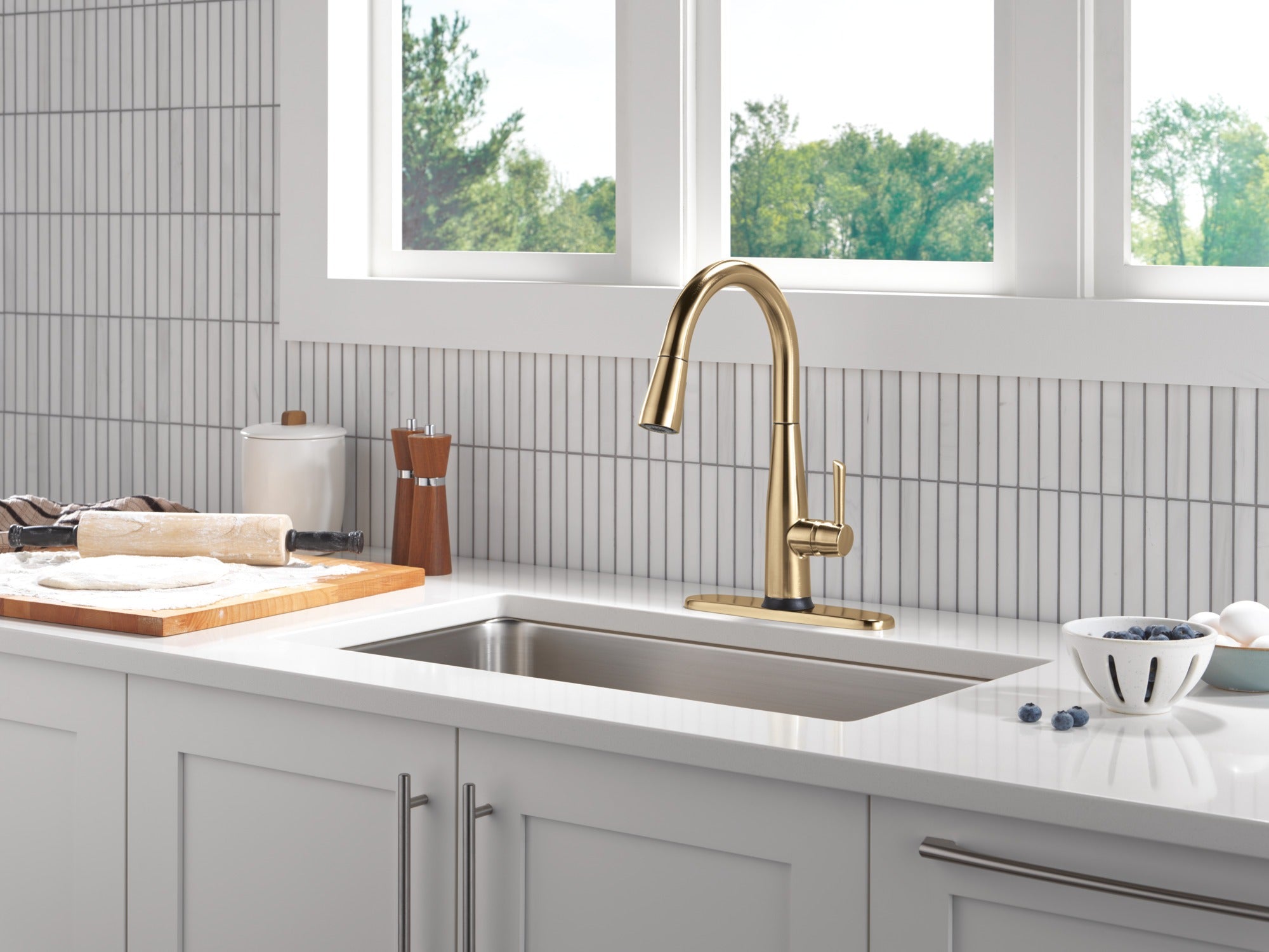 Delta Essa® Touch<sub>2</sub>O® Technology Kitchen Faucet with Touchless Technology