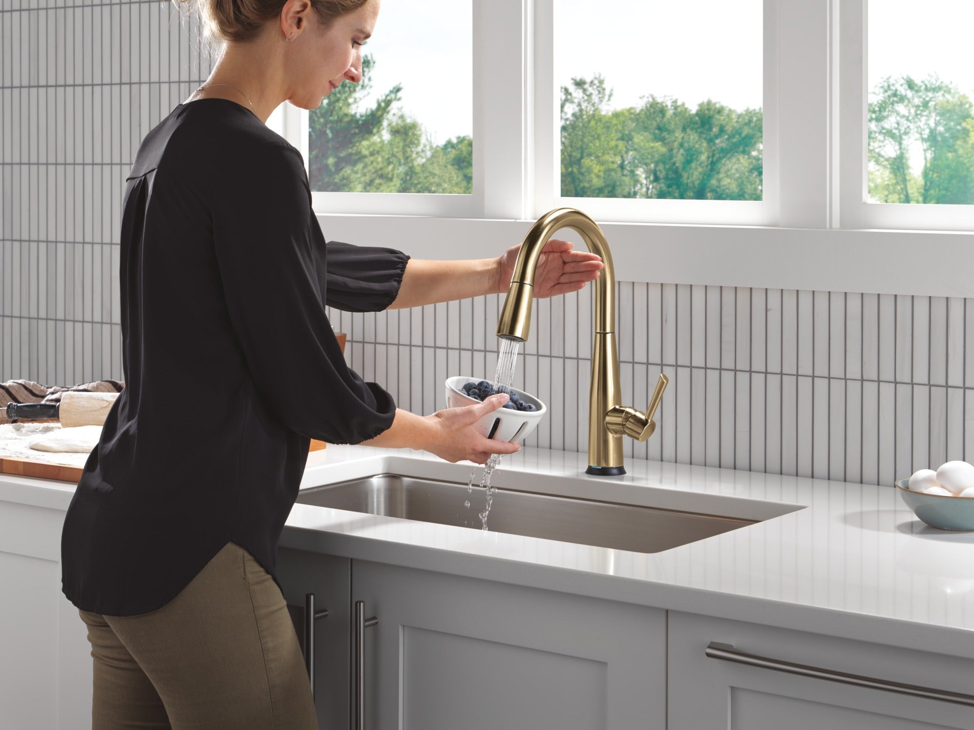 Delta Essa® Touch<sub>2</sub>O® Technology Kitchen Faucet with Touchless Technology