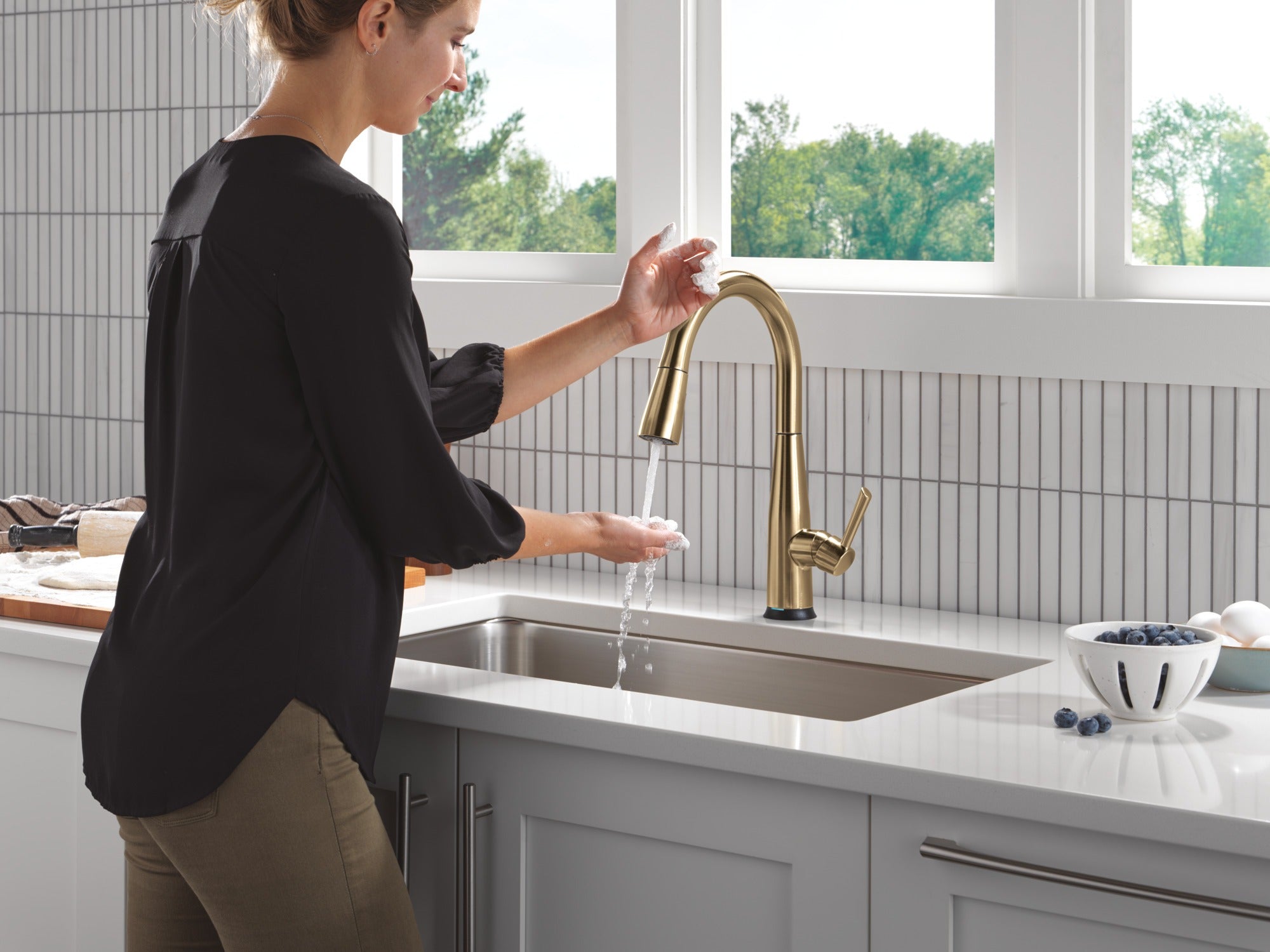 Delta Essa® Touch<sub>2</sub>O® Technology Kitchen Faucet with Touchless Technology