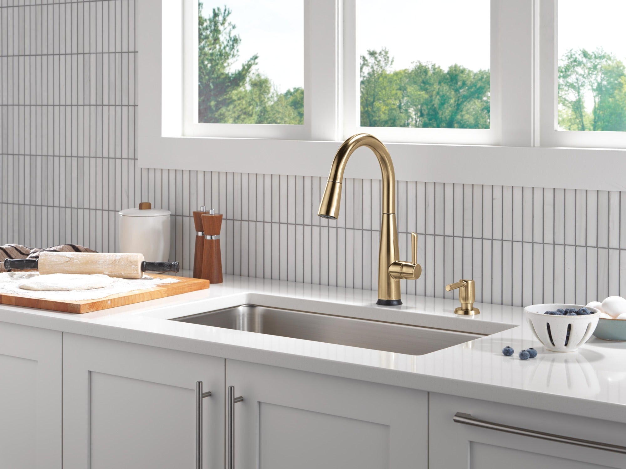 Delta Essa® Touch<sub>2</sub>O® Technology Kitchen Faucet with Touchless Technology