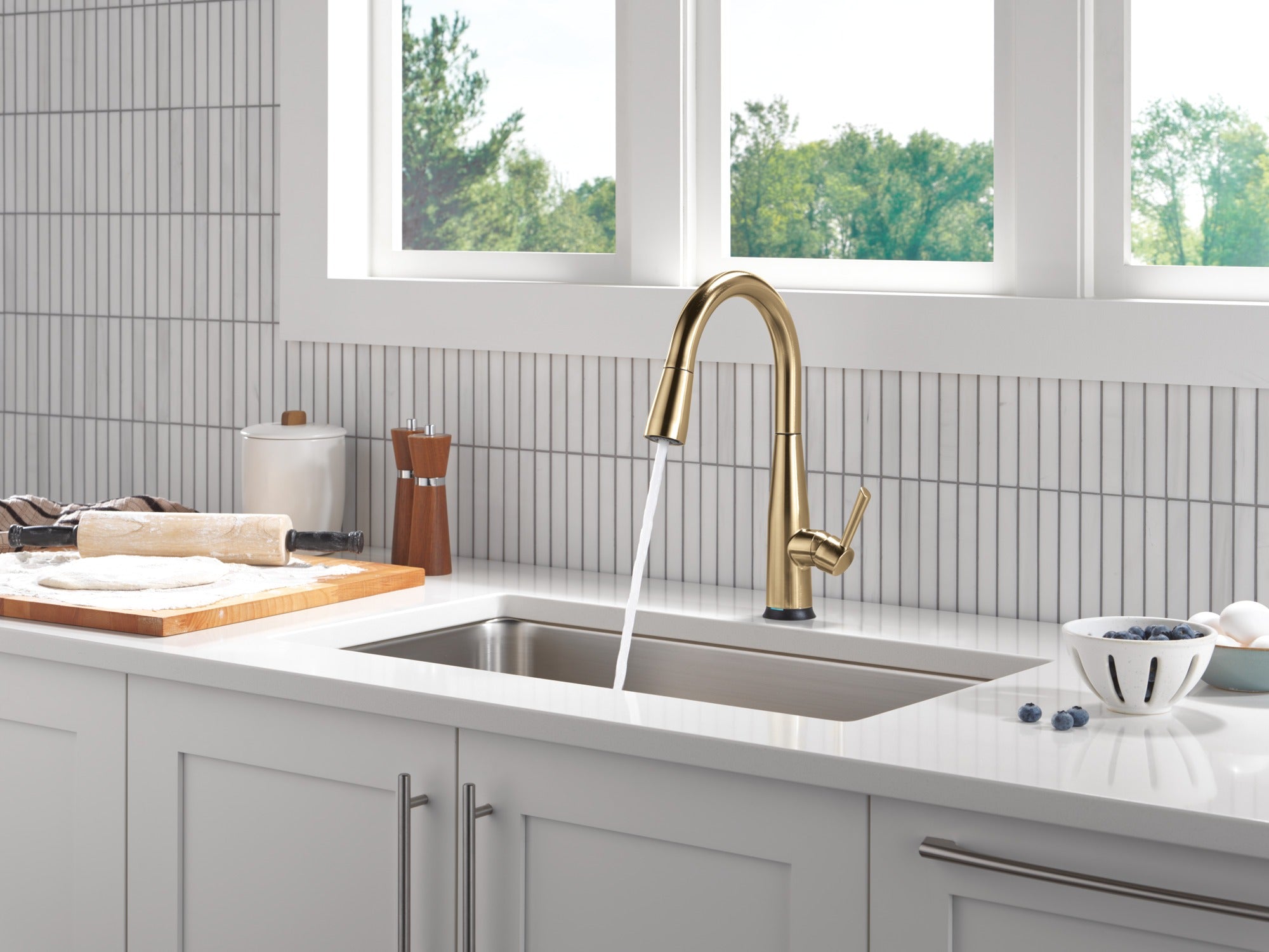 Delta Essa® Touch<sub>2</sub>O® Technology Kitchen Faucet with Touchless Technology