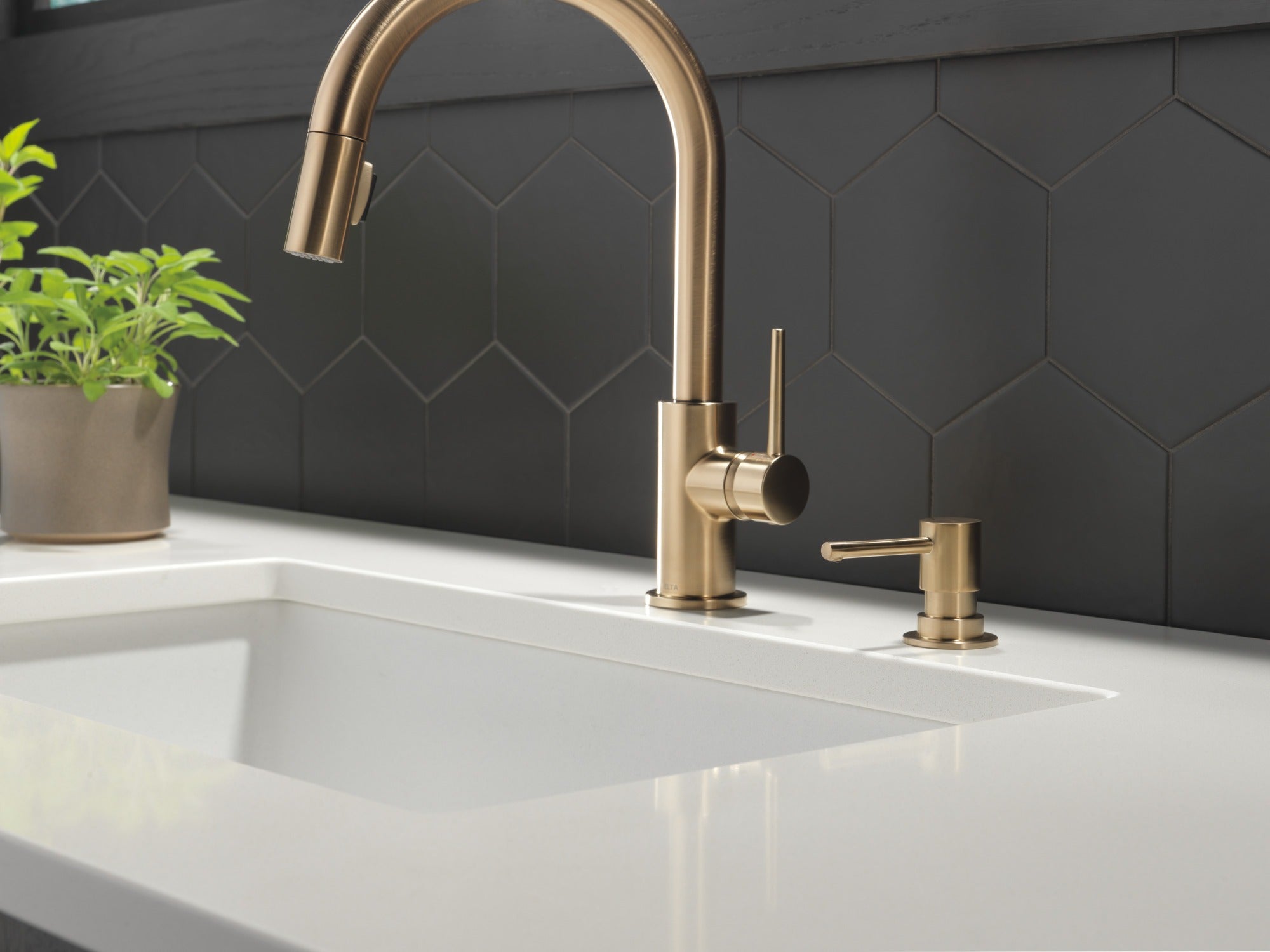 Delta Trinsic® Single Handle Pull-Down Kitchen Faucet