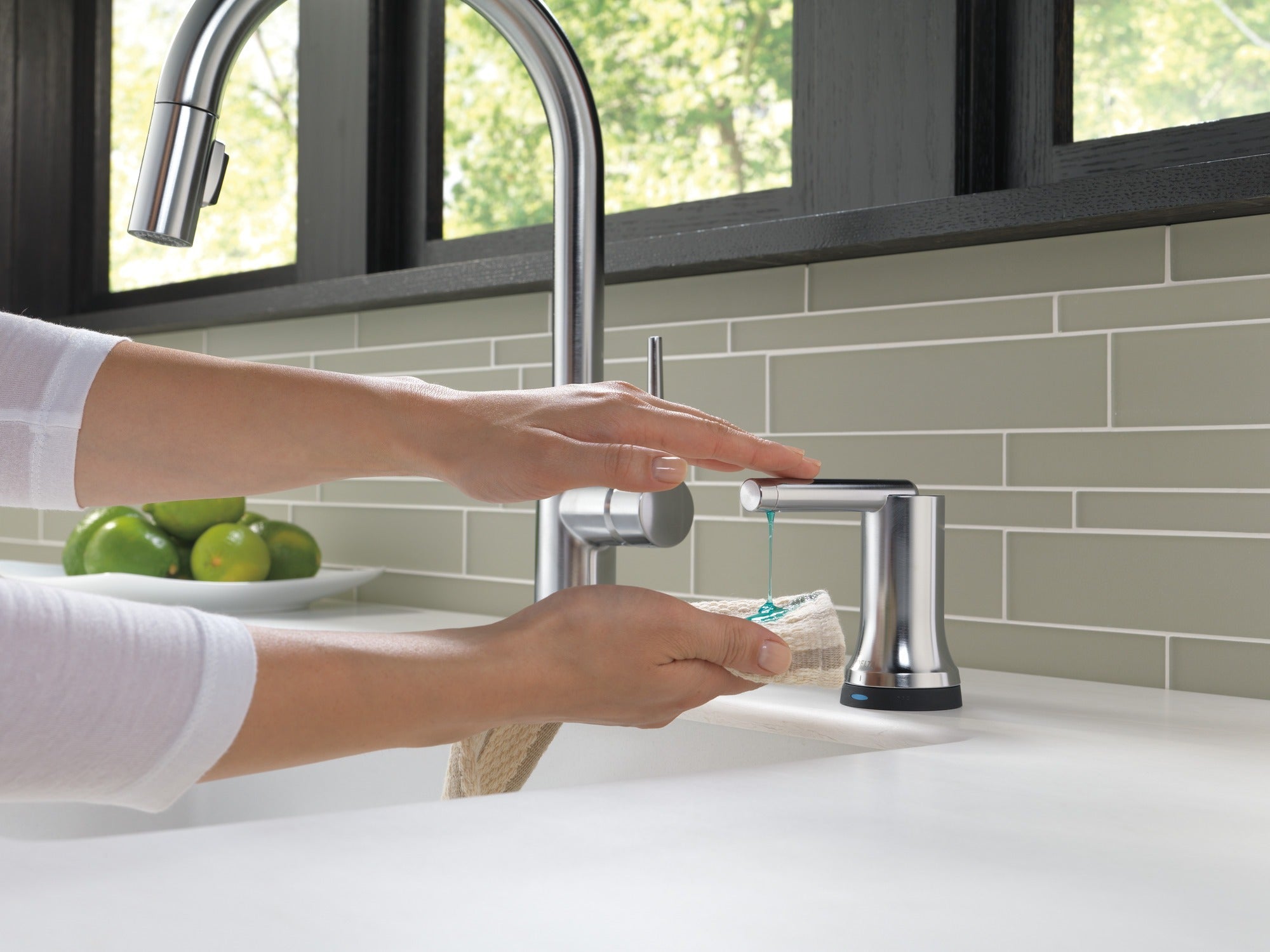Delta Trinsic® Single Handle Pull-Down Kitchen Faucet with Touch<sub>2</sub>O® Technology