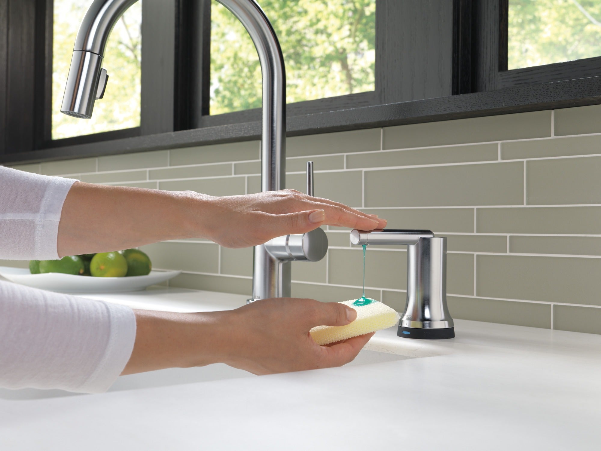 Delta Trinsic® Single Handle Pull-Down Kitchen Faucet with Touch<sub>2</sub>O® Technology