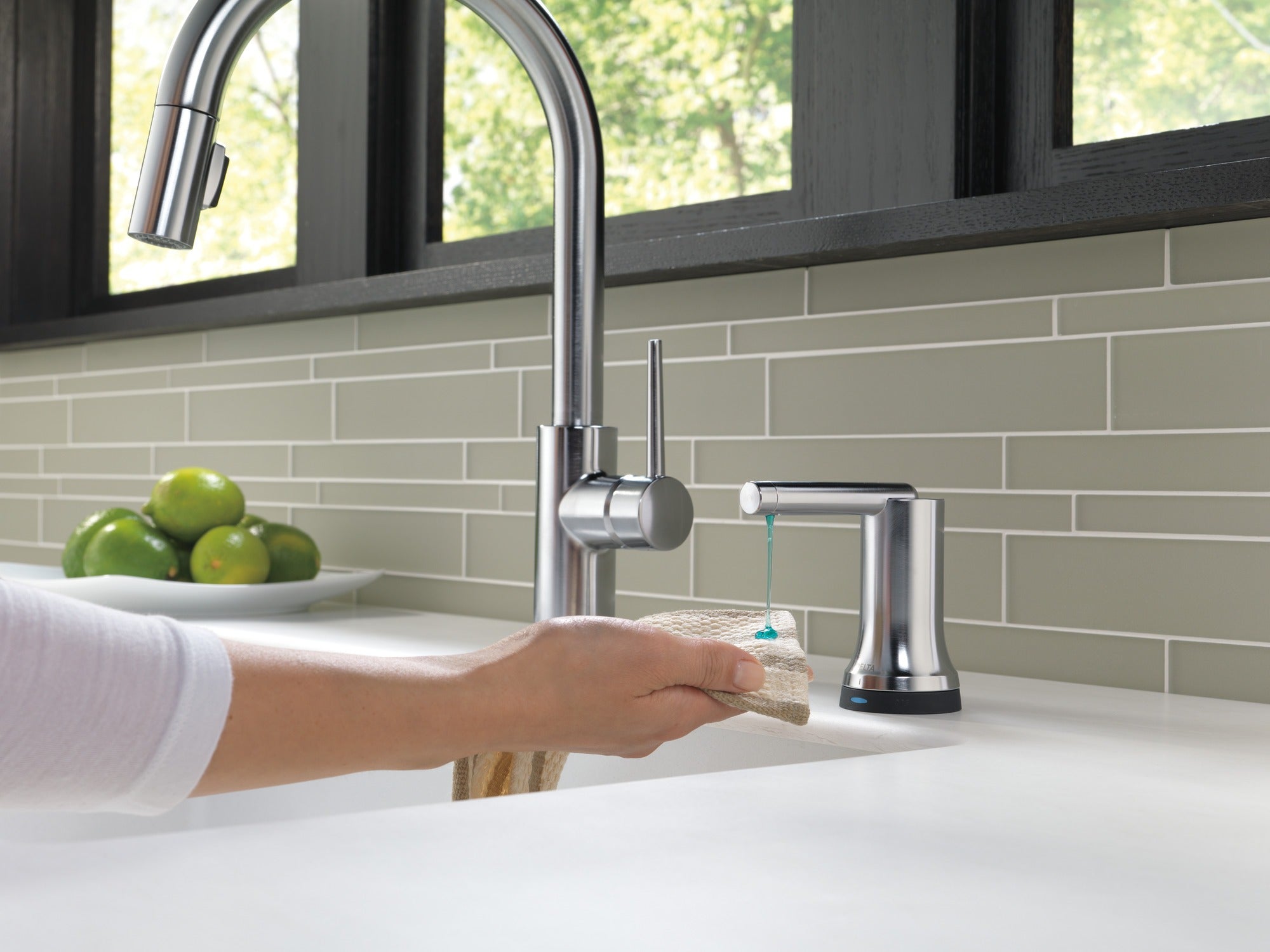 Delta Trinsic® Single Handle Pull-Down Kitchen Faucet with Touch<sub>2</sub>O® Technology
