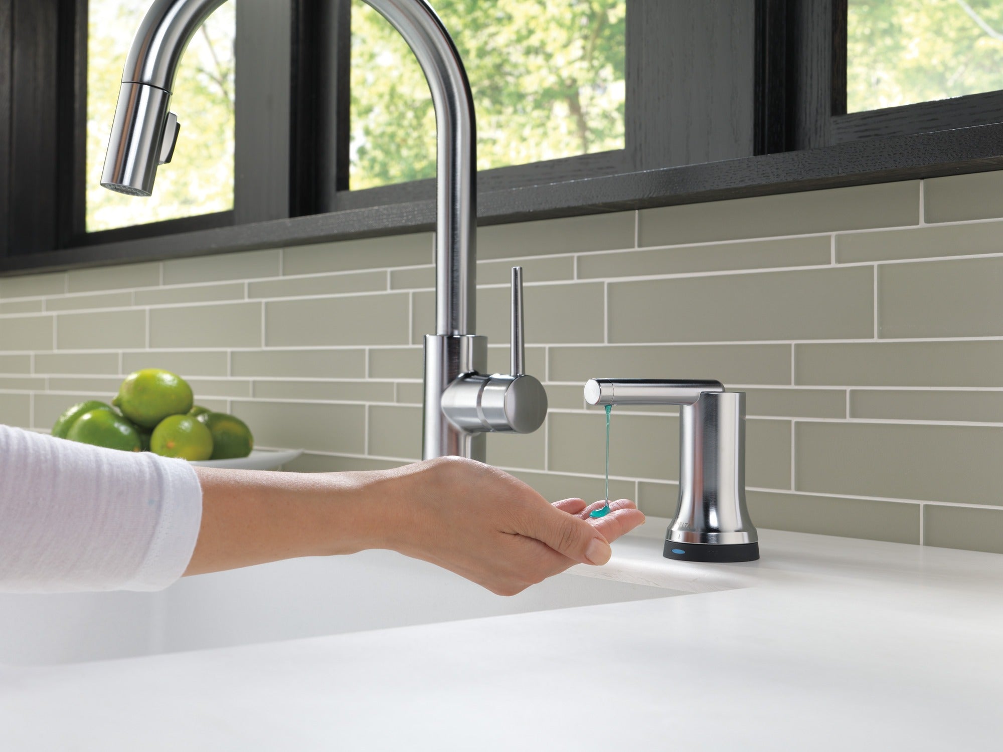 Delta Trinsic® Single Handle Pull-Down Kitchen Faucet with Touch<sub>2</sub>O® Technology