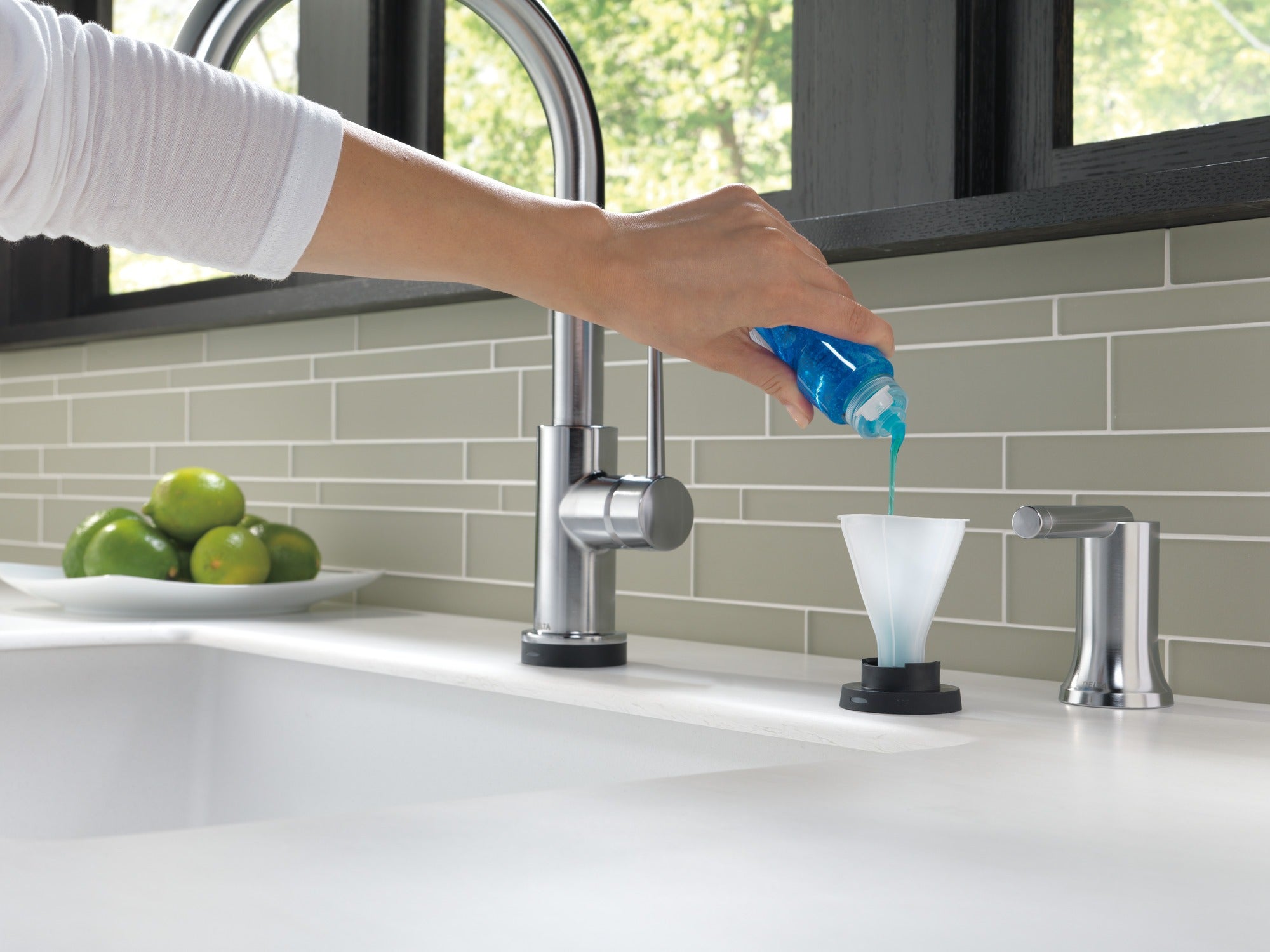 Delta Trinsic® Single Handle Pull-Down Kitchen Faucet with Touch<sub>2</sub>O® Technology