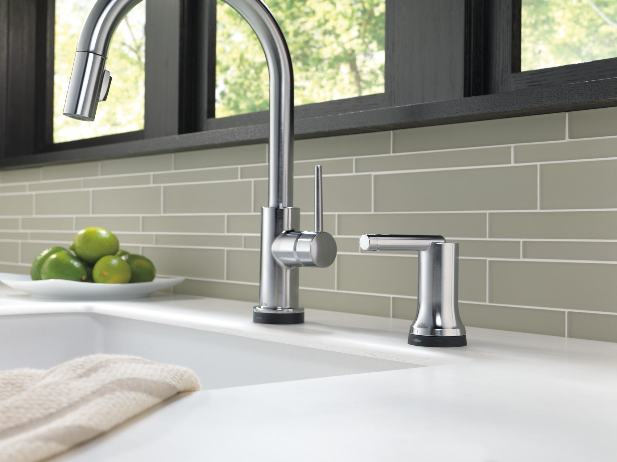 Delta Trinsic® Single Handle Pull-Down Kitchen Faucet with Touch<sub>2</sub>O® Technology