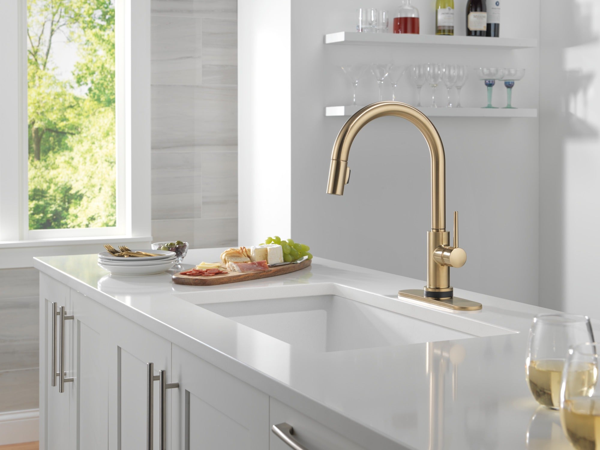 Delta Trinsic® VoiceIQ® Kitchen Faucet with Touch<sub>2</sub>O® Technology with Touchless Technology