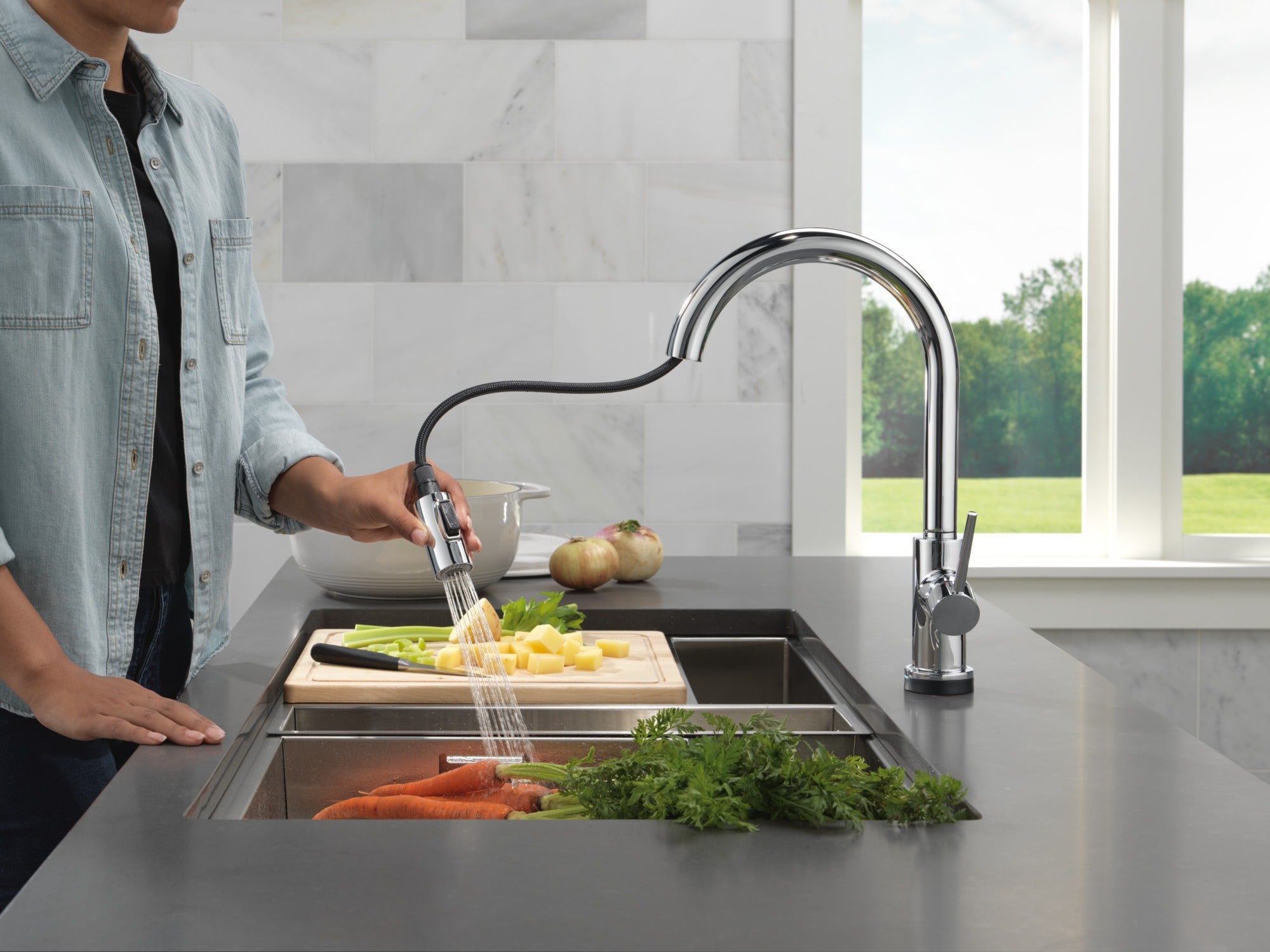 Delta Trinsic® VoiceIQ® Kitchen Faucet with Touch<sub>2</sub>O® Technology with Touchless Technology