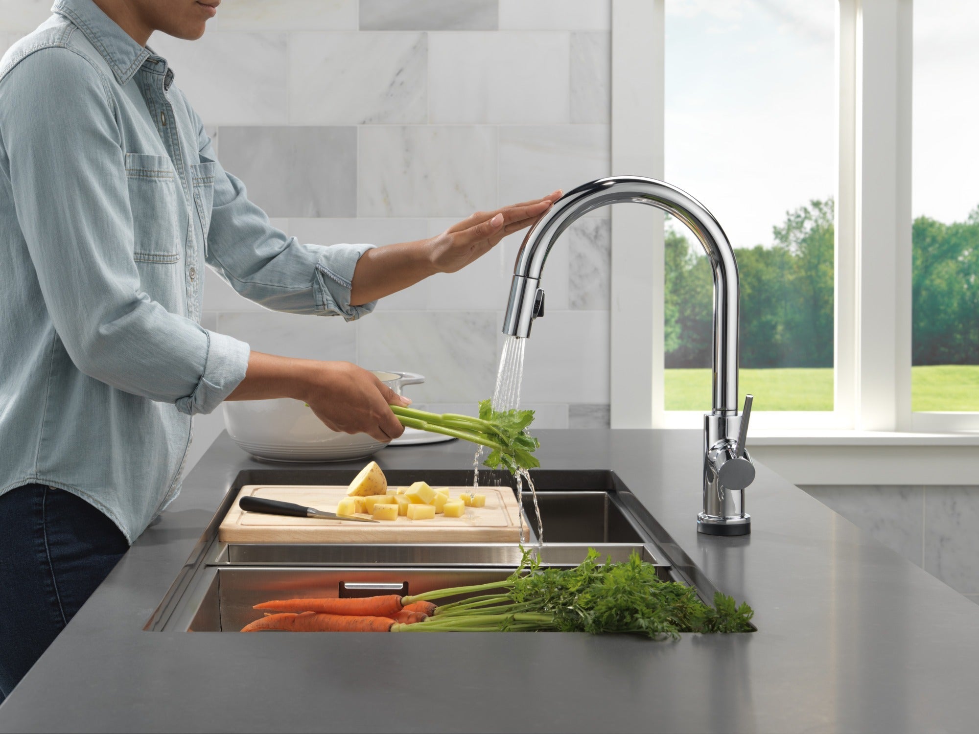 Delta Trinsic® VoiceIQ® Kitchen Faucet with Touch<sub>2</sub>O® Technology with Touchless Technology