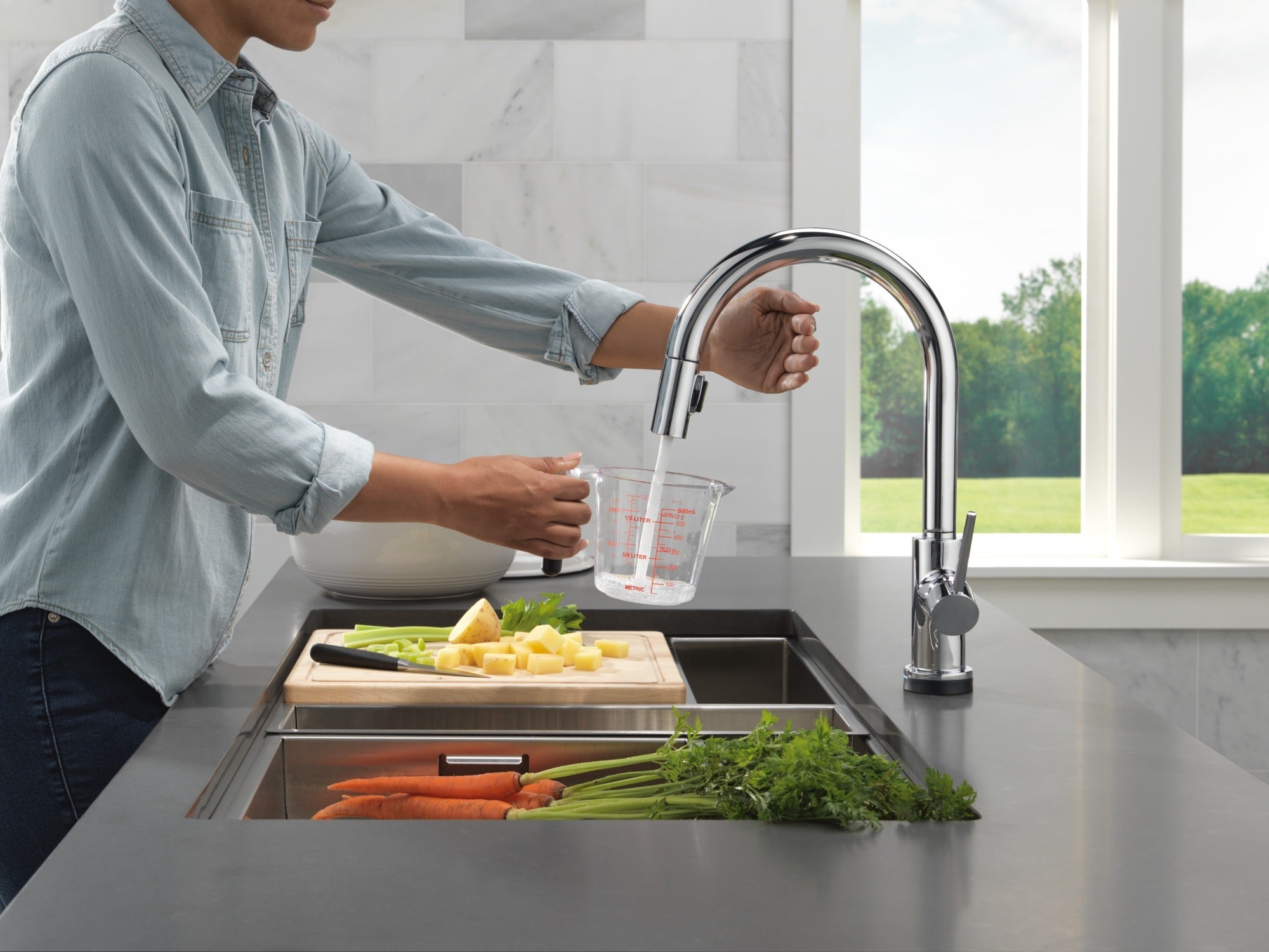 Delta Trinsic® VoiceIQ® Kitchen Faucet with Touch<sub>2</sub>O® Technology with Touchless Technology