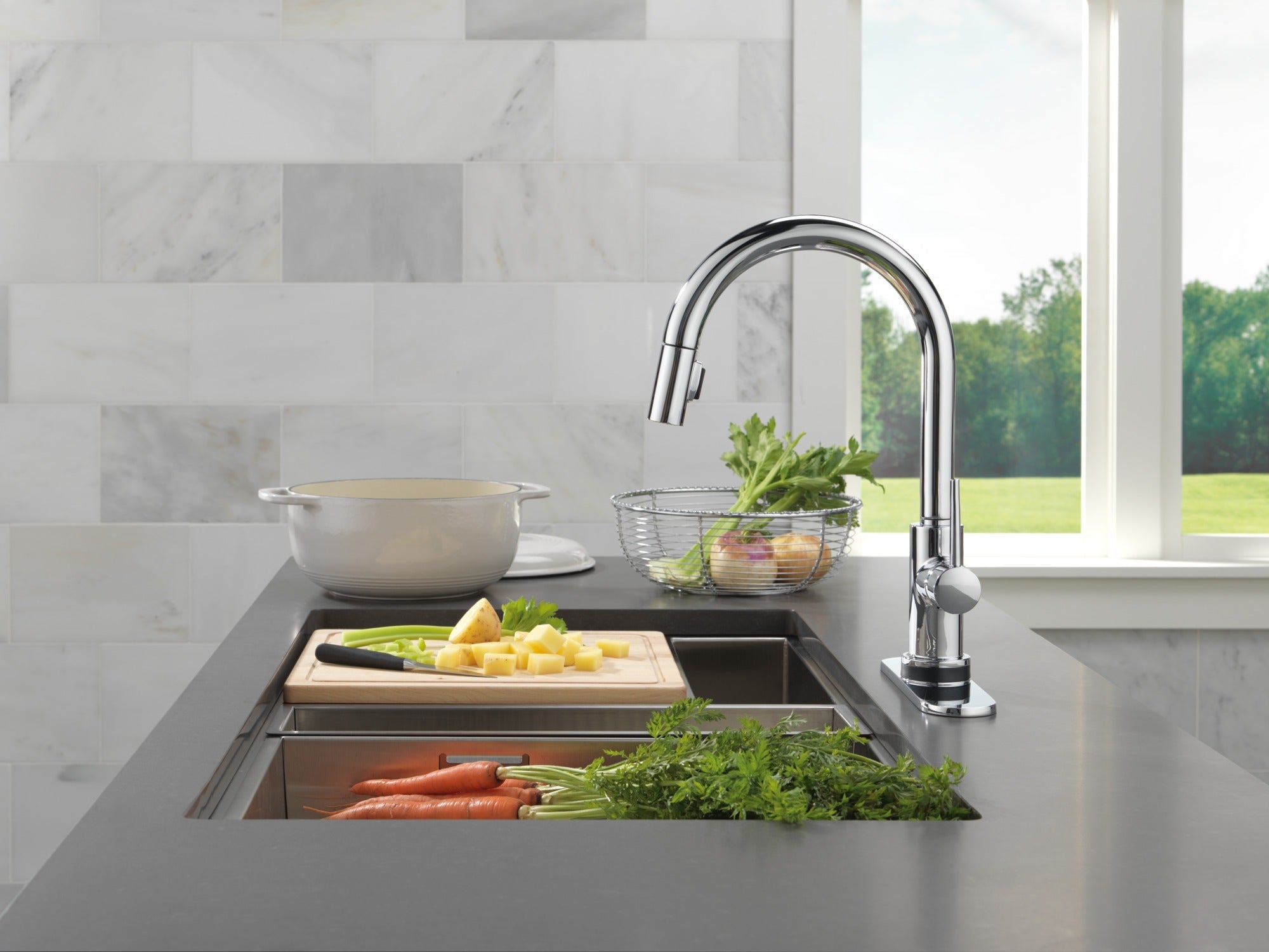 Delta Trinsic® VoiceIQ® Kitchen Faucet with Touch<sub>2</sub>O® Technology with Touchless Technology