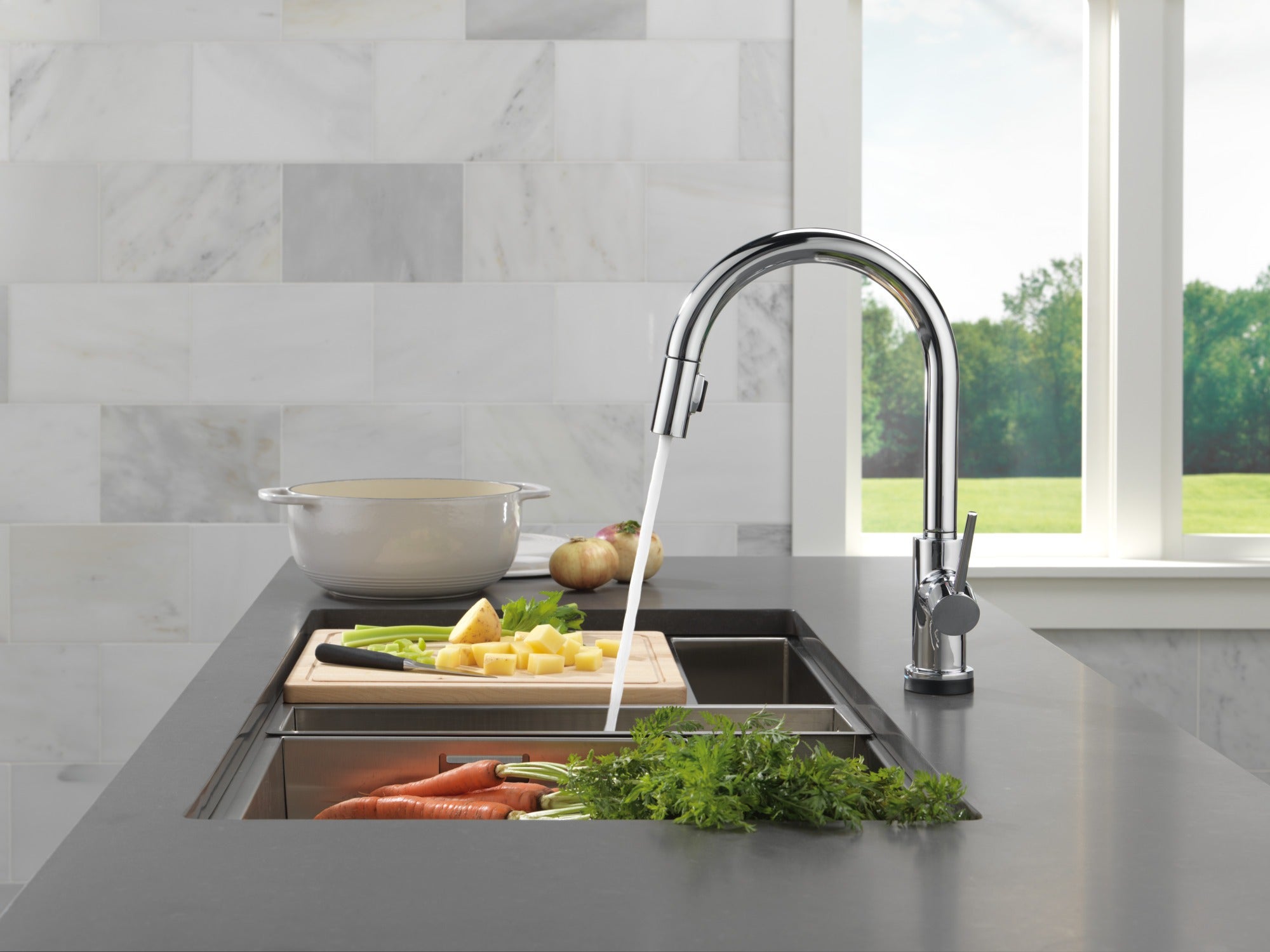 Delta Trinsic® VoiceIQ® Kitchen Faucet with Touch<sub>2</sub>O® Technology with Touchless Technology
