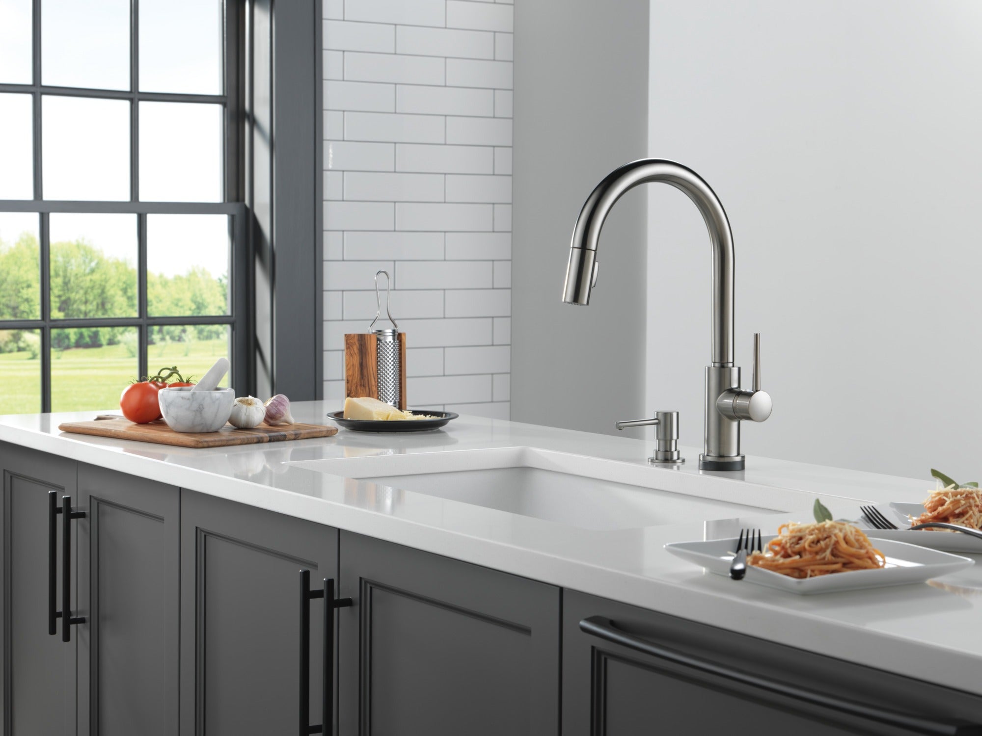 Delta Trinsic® VoiceIQ® Kitchen Faucet with Touch<sub>2</sub>O® Technology with Touchless Technology