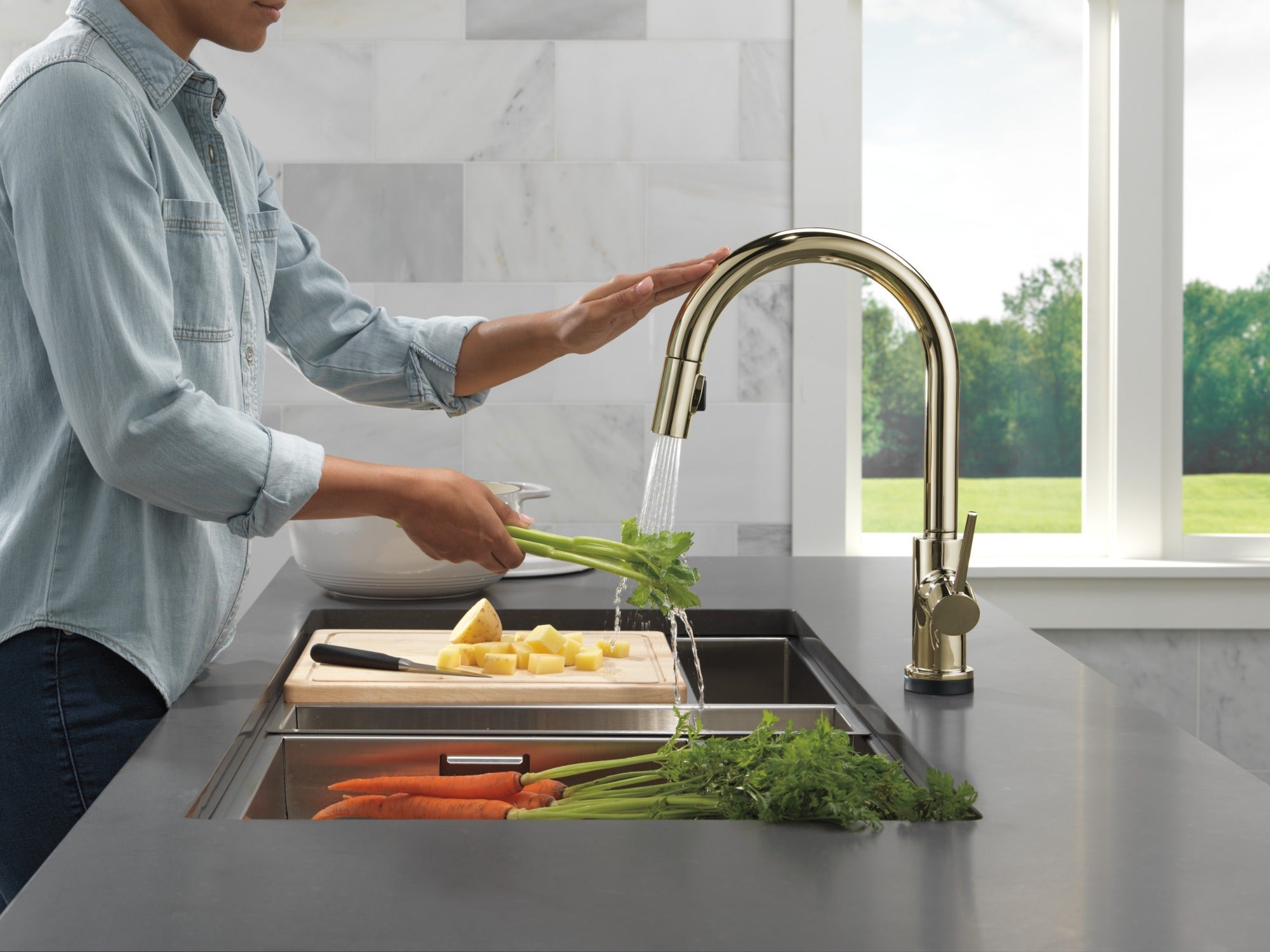 Delta Trinsic® VoiceIQ® Kitchen Faucet with Touch<sub>2</sub>O® Technology with Touchless Technology