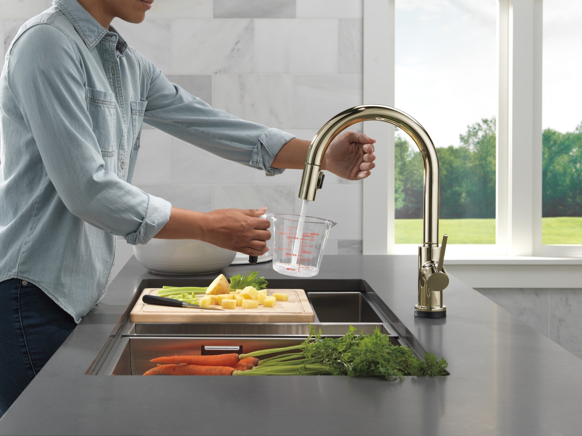 Delta Trinsic® VoiceIQ® Kitchen Faucet with Touch<sub>2</sub>O® Technology with Touchless Technology