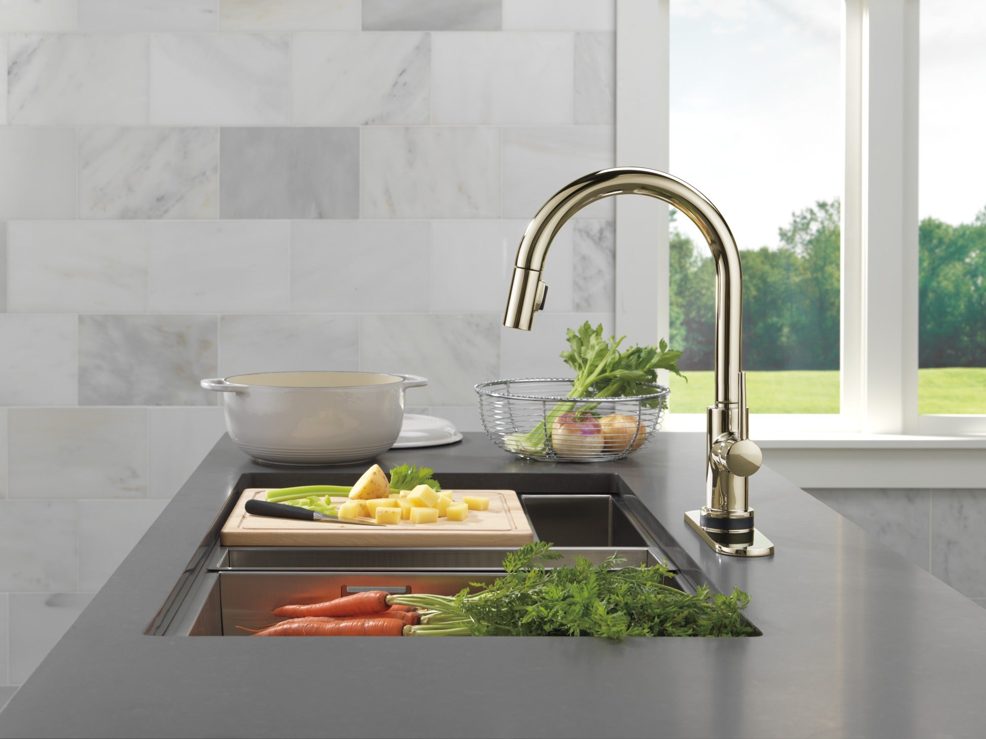 Delta Trinsic® VoiceIQ® Kitchen Faucet with Touch<sub>2</sub>O® Technology with Touchless Technology
