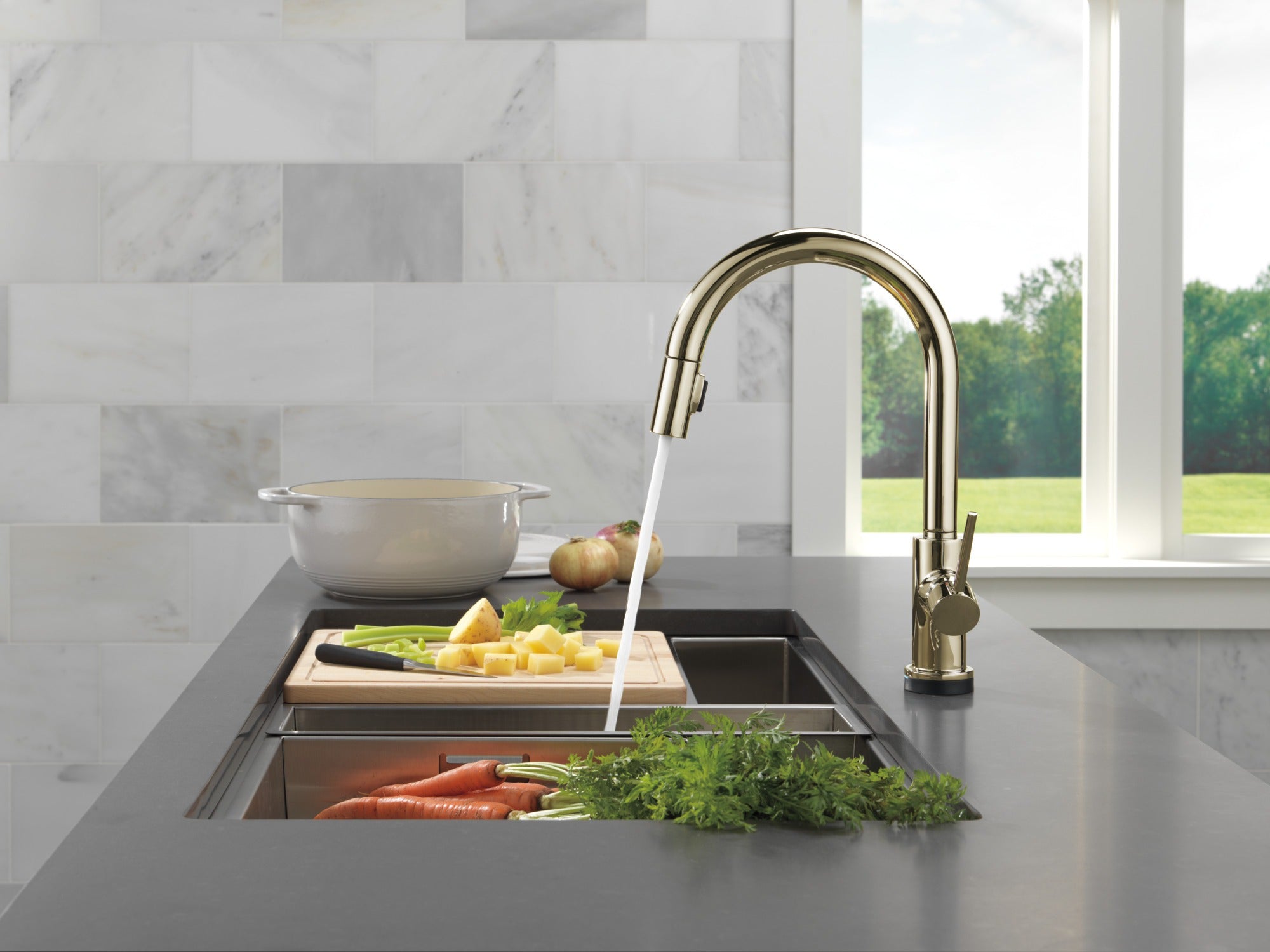 Delta Trinsic® VoiceIQ® Kitchen Faucet with Touch<sub>2</sub>O® Technology with Touchless Technology