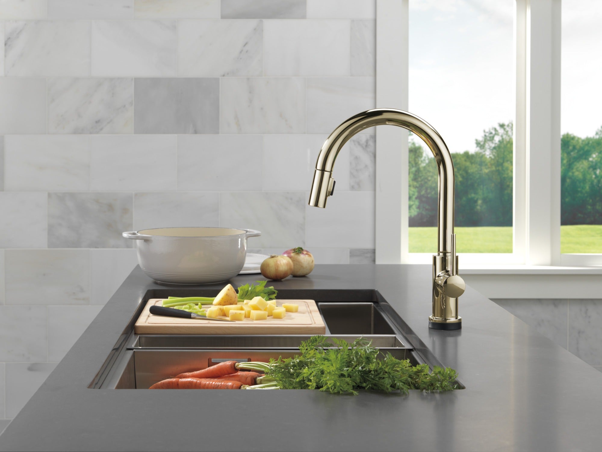 Delta Trinsic® VoiceIQ® Kitchen Faucet with Touch<sub>2</sub>O® Technology with Touchless Technology