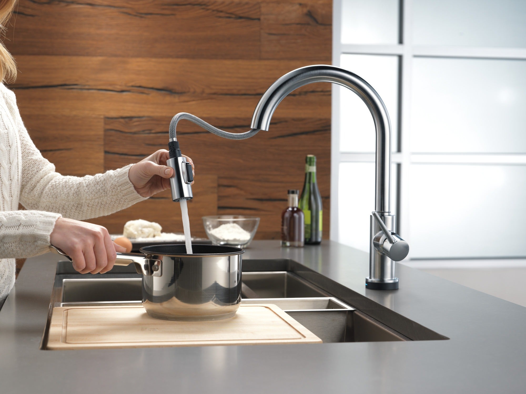 Delta Trinsic® VoiceIQ® Single-Handle Pull-Down Kitchen Faucet with Touch<sub>2</sub>O® Technology