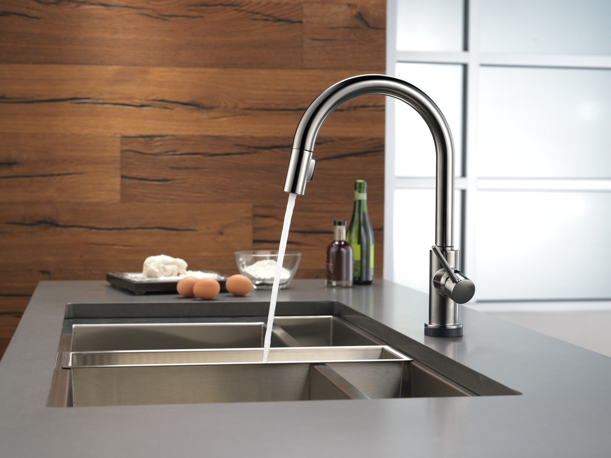 Delta Trinsic® VoiceIQ® Single-Handle Pull-Down Kitchen Faucet with Touch<sub>2</sub>O® Technology Technology