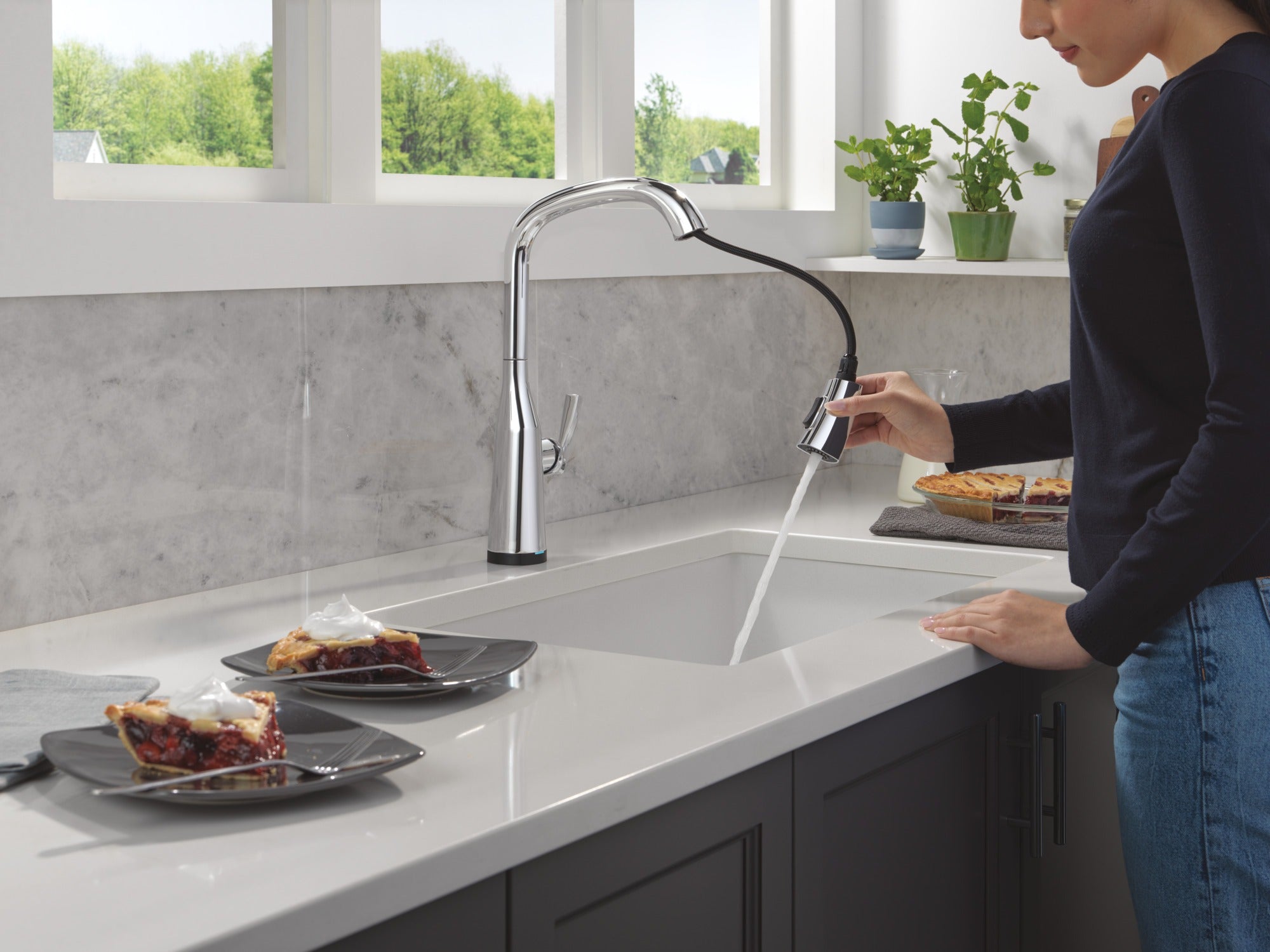 Delta Stryke® Touch<sub>2</sub>O® Technology Kitchen Faucet with Touchless Technology