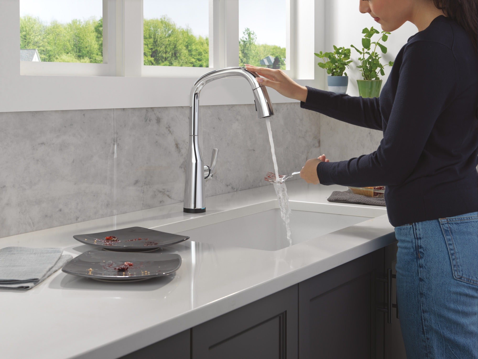 Delta Stryke® Touch<sub>2</sub>O® Technology Kitchen Faucet with Touchless Technology