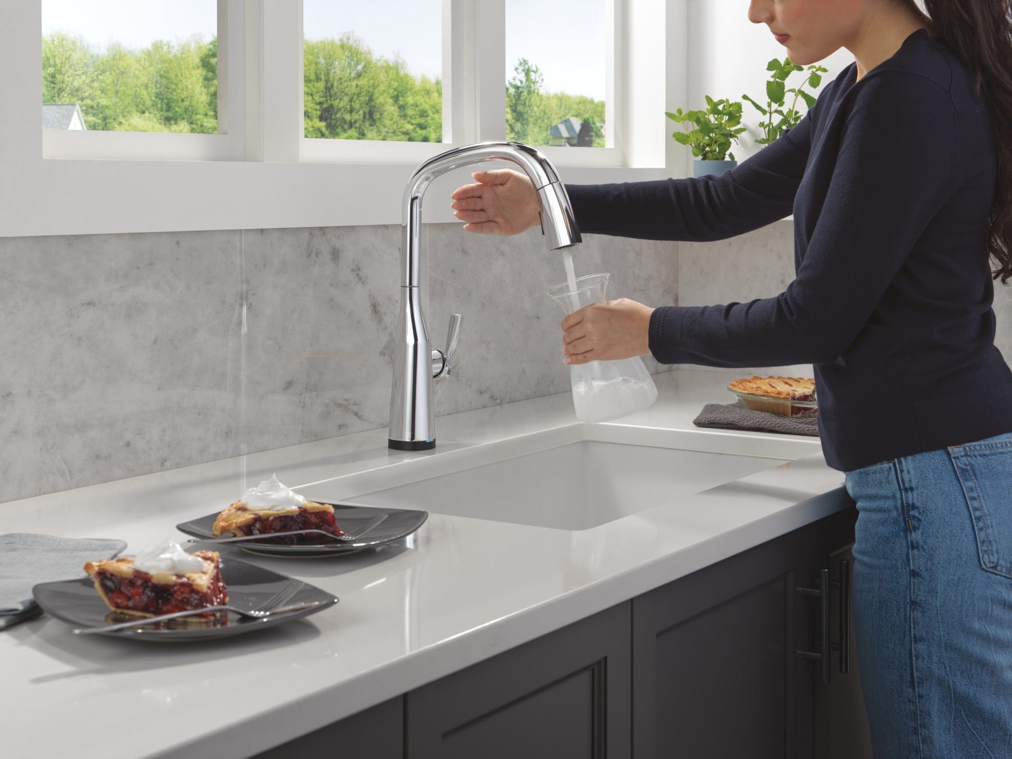 Delta Stryke® Touch<sub>2</sub>O® Technology Kitchen Faucet with Touchless Technology