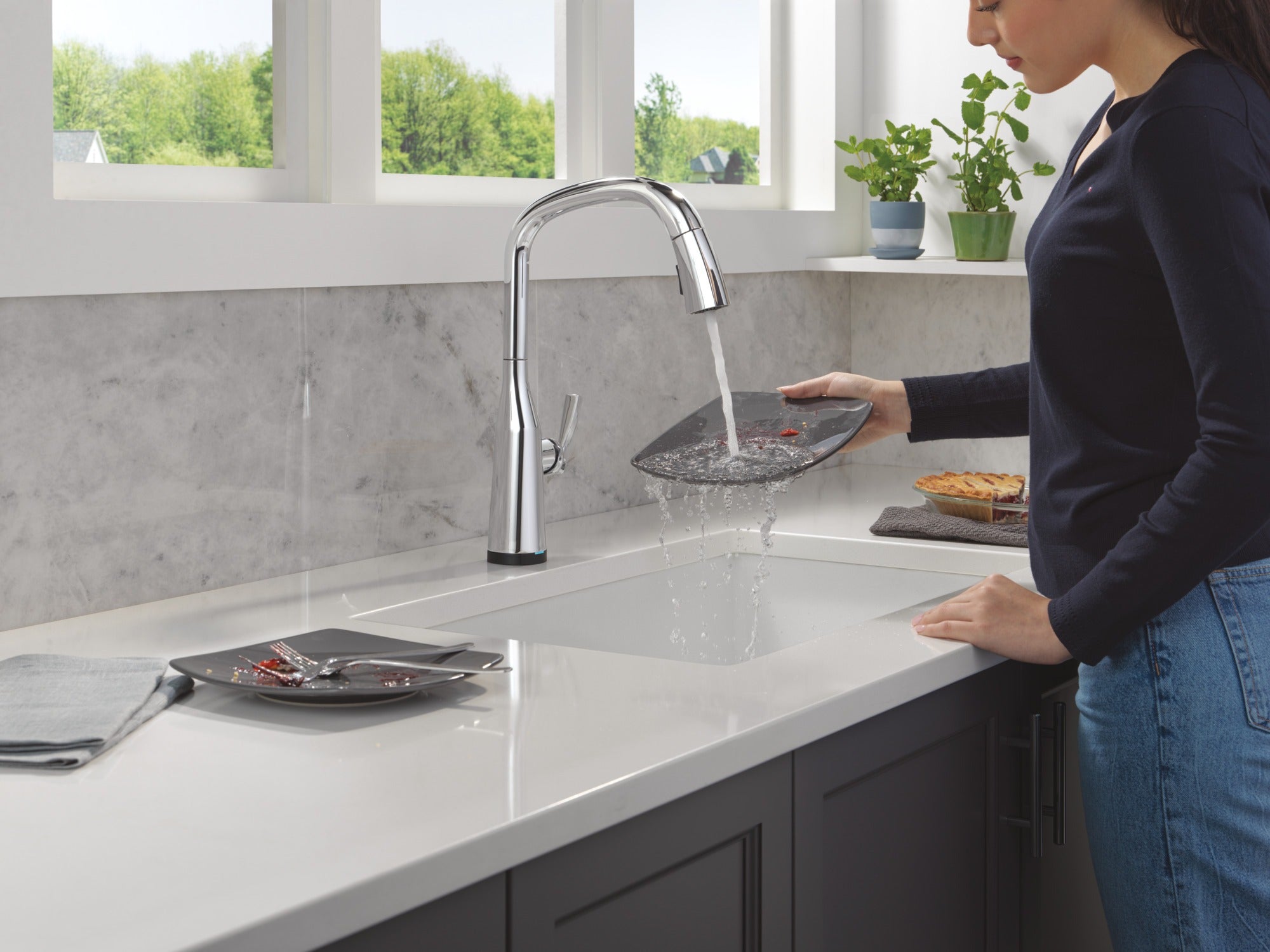 Delta Stryke® Touch<sub>2</sub>O® Technology Kitchen Faucet with Touchless Technology