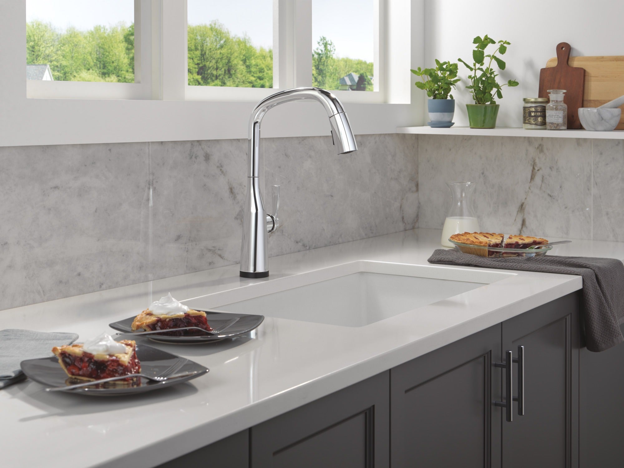 Delta Stryke® Touch<sub>2</sub>O® Technology Kitchen Faucet with Touchless Technology