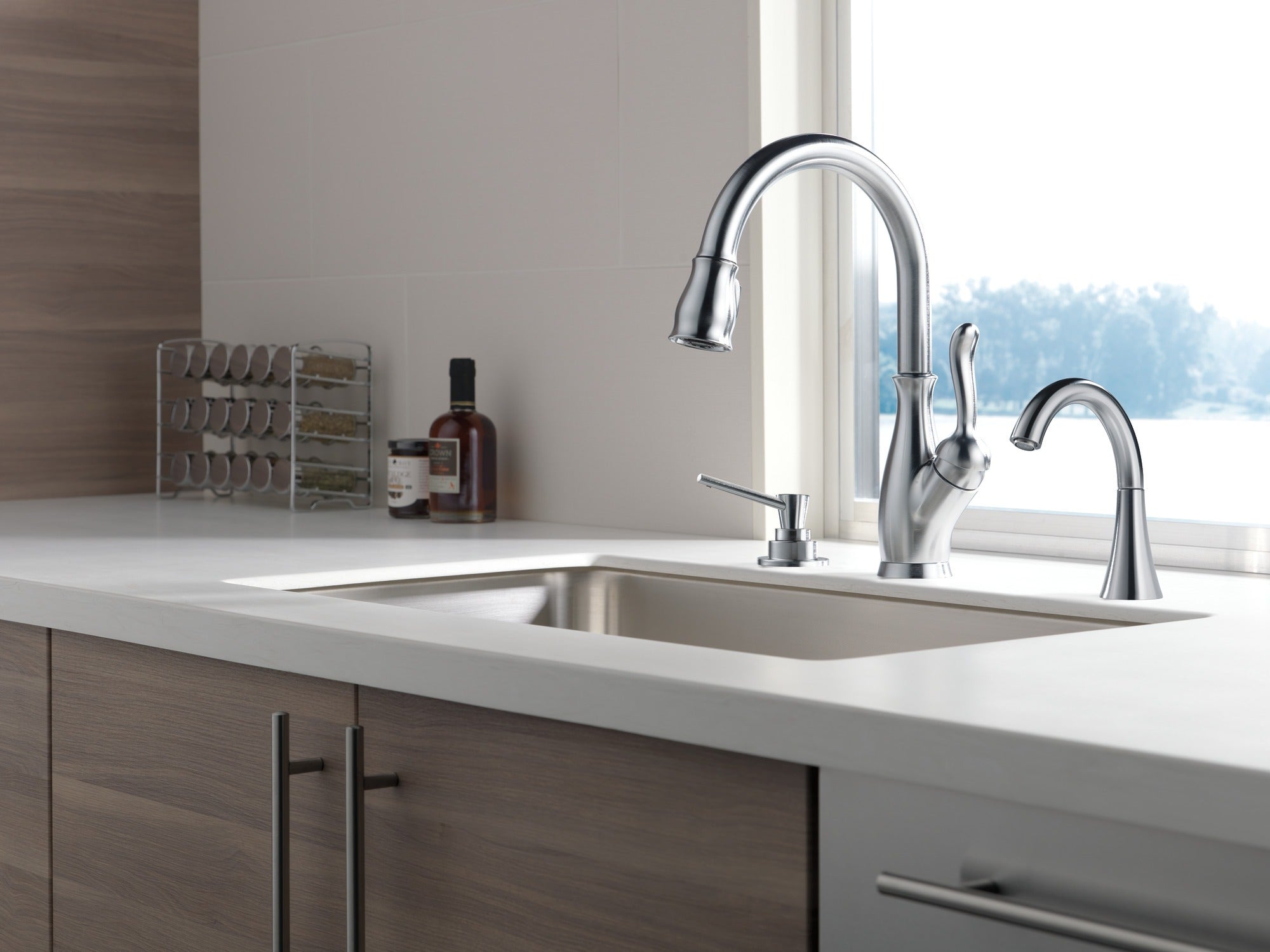 Delta Leland® Single Handle Pull-Down Kitchen Faucet with ShieldSpray® Technology