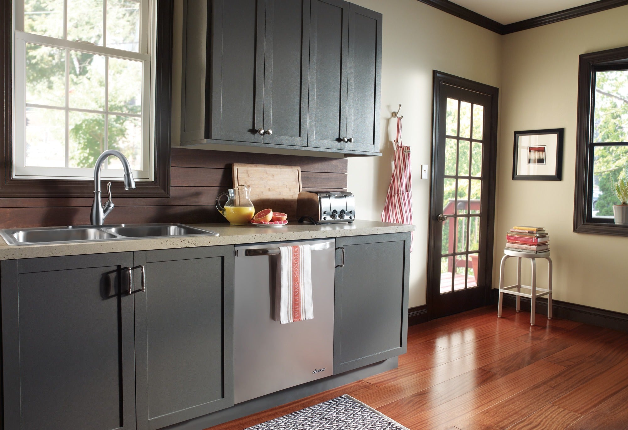 Delta Leland® Single Handle Pull-Down Kitchen Faucet with ShieldSpray® Technology