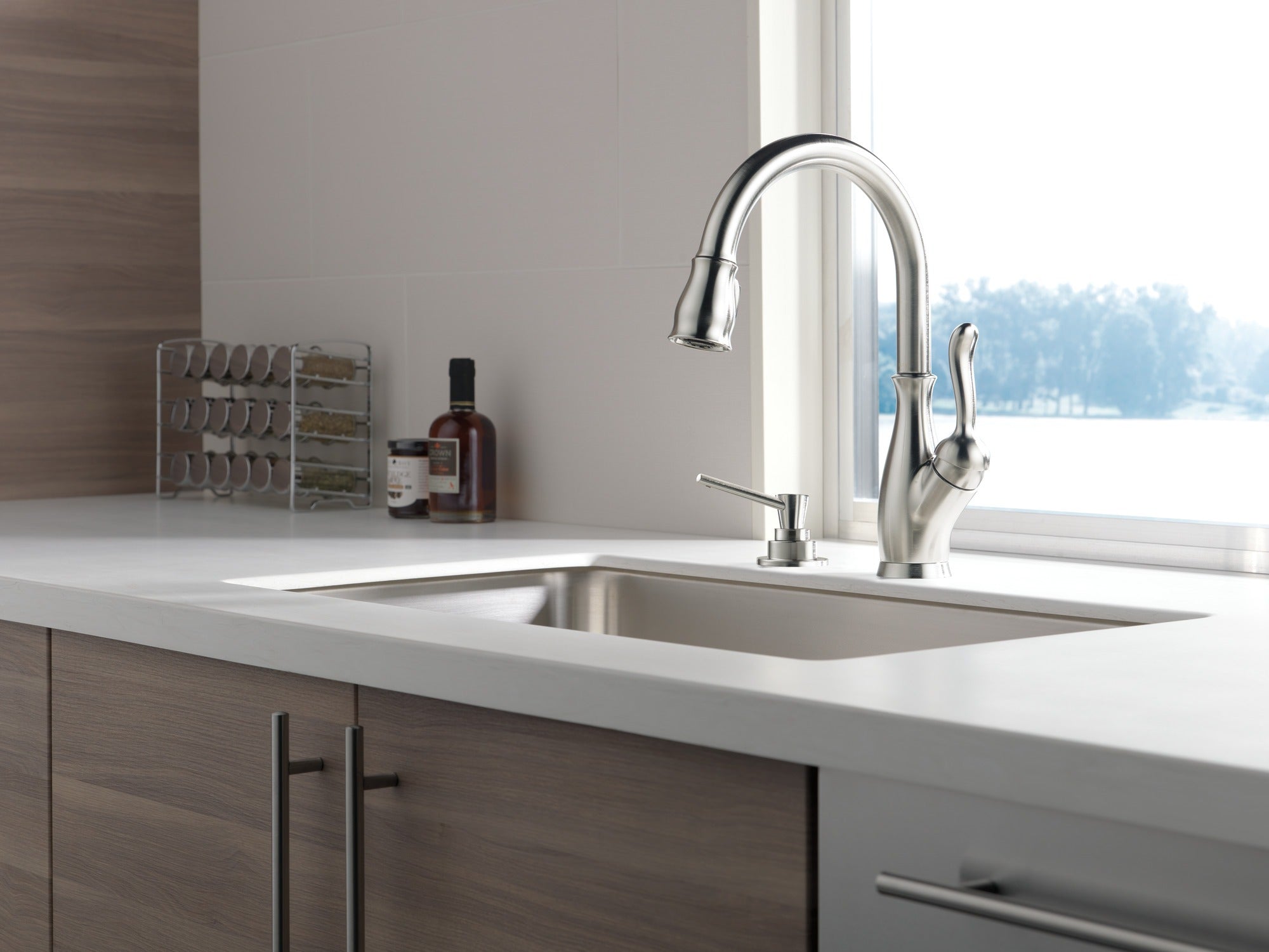 Delta Leland® Single Handle Pull-Down Kitchen Faucet with ShieldSpray® Technology