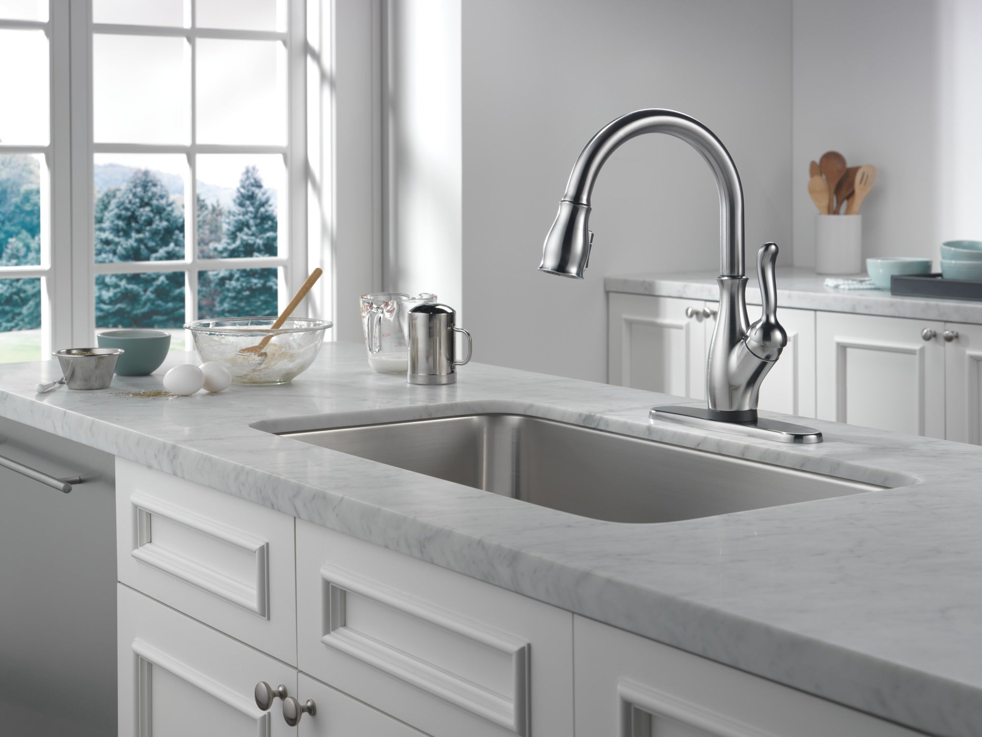 Delta Leland® Single Handle Pull-Down Kitchen Faucet with Touch<sub>2</sub>O® and ShieldSpray® Technologies