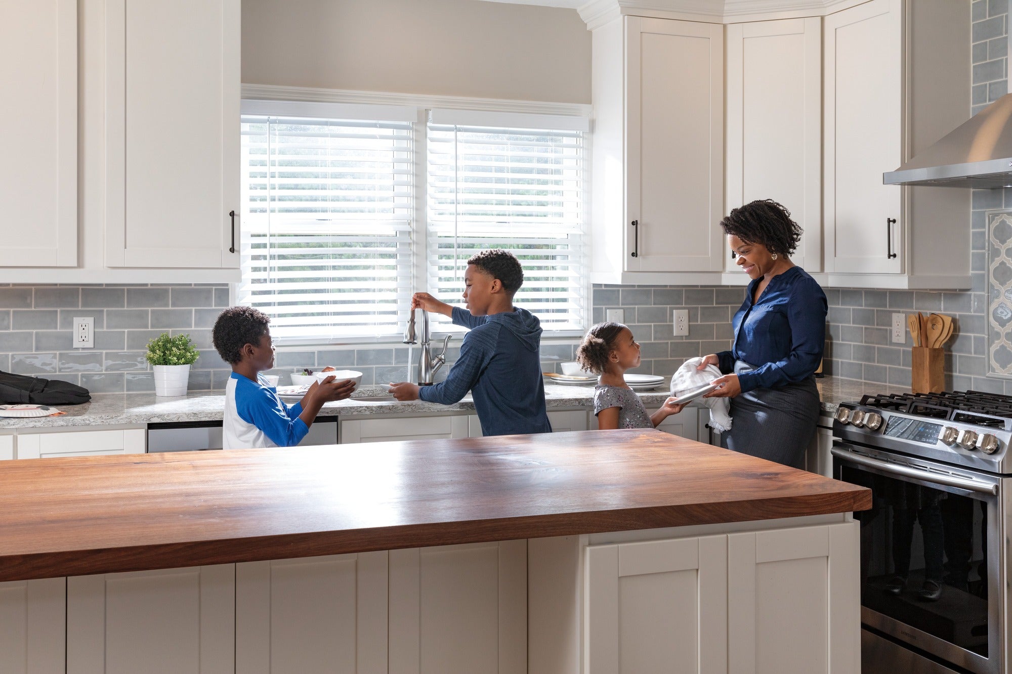 Delta Leland® Single Handle Pull-Down Kitchen Faucet with Touch<sub>2</sub>O® and ShieldSpray® Technologies