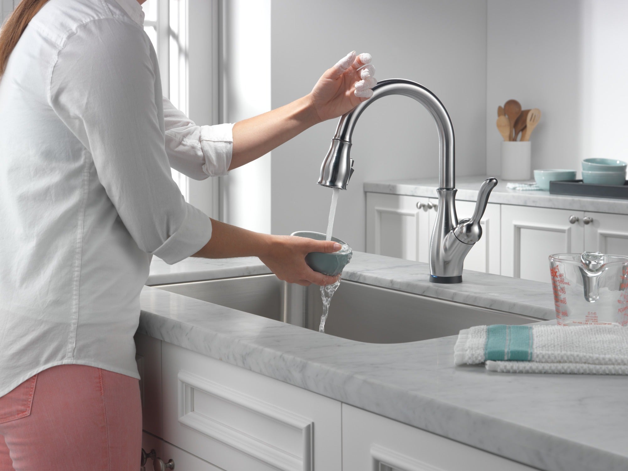 Delta Leland® Single Handle Pull-Down Kitchen Faucet with Touch<sub>2</sub>O® and ShieldSpray® Technologies
