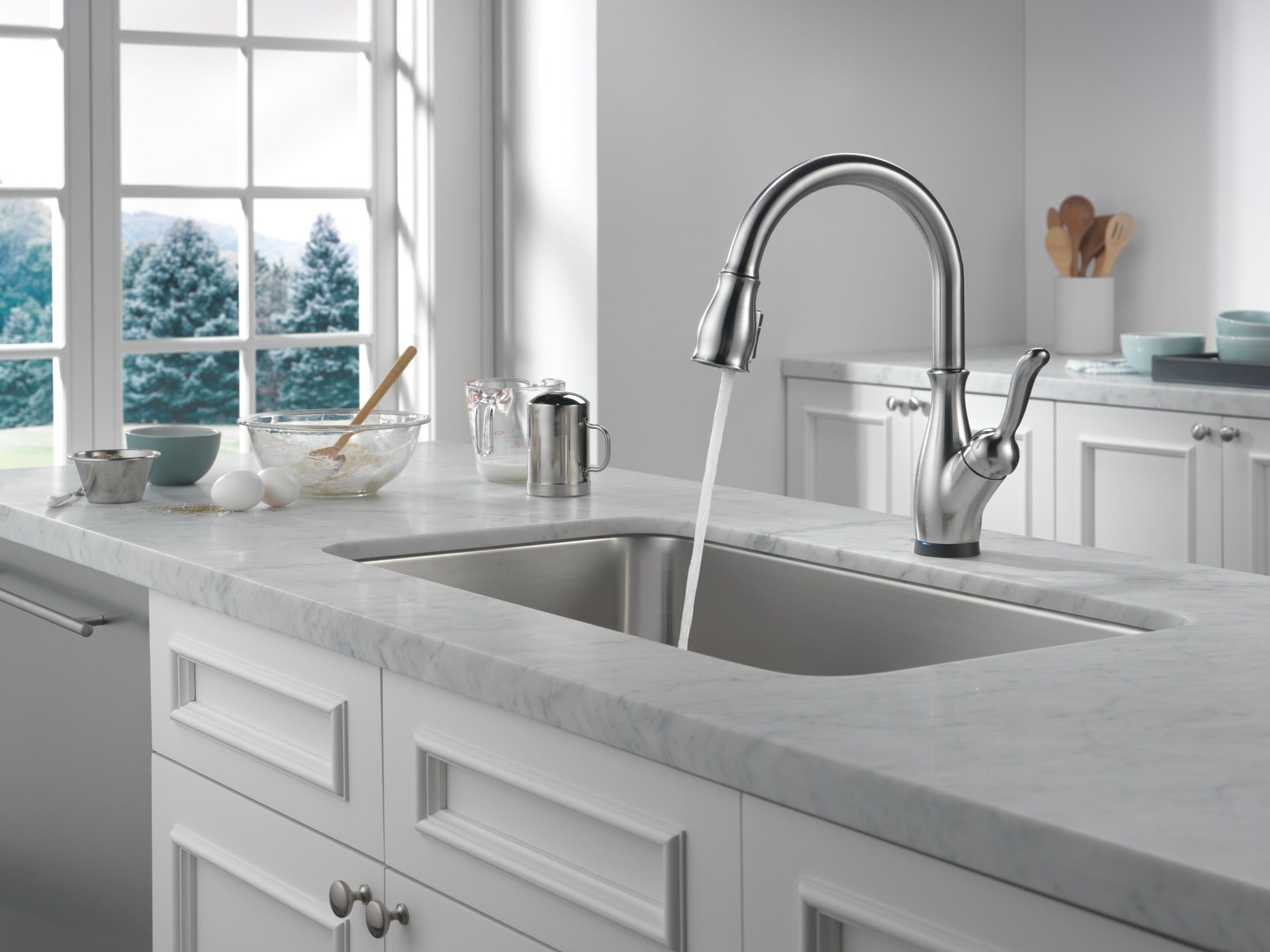 Delta Leland® Single Handle Pull-Down Kitchen Faucet with Touch<sub>2</sub>O® and ShieldSpray® Technologies