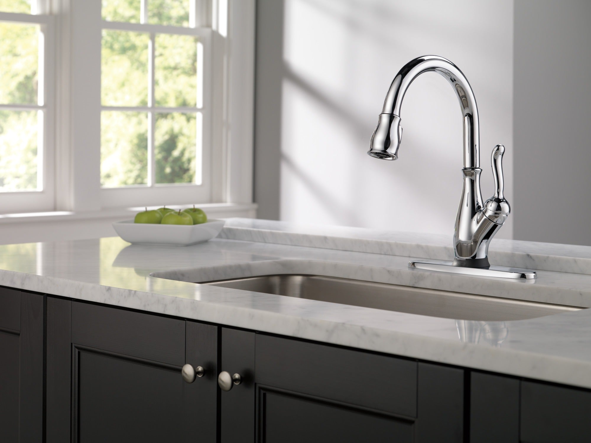 Delta Leland® Single Handle Pull-Down Kitchen Faucet with Touch<sub>2</sub>O® and ShieldSpray® Technologies