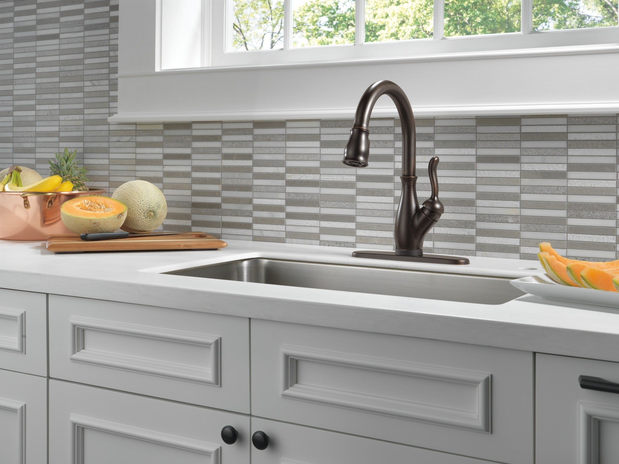 Delta Leland® Single Handle Pull-Down Kitchen Faucet with Touch<sub>2</sub>O® and ShieldSpray® Technologies