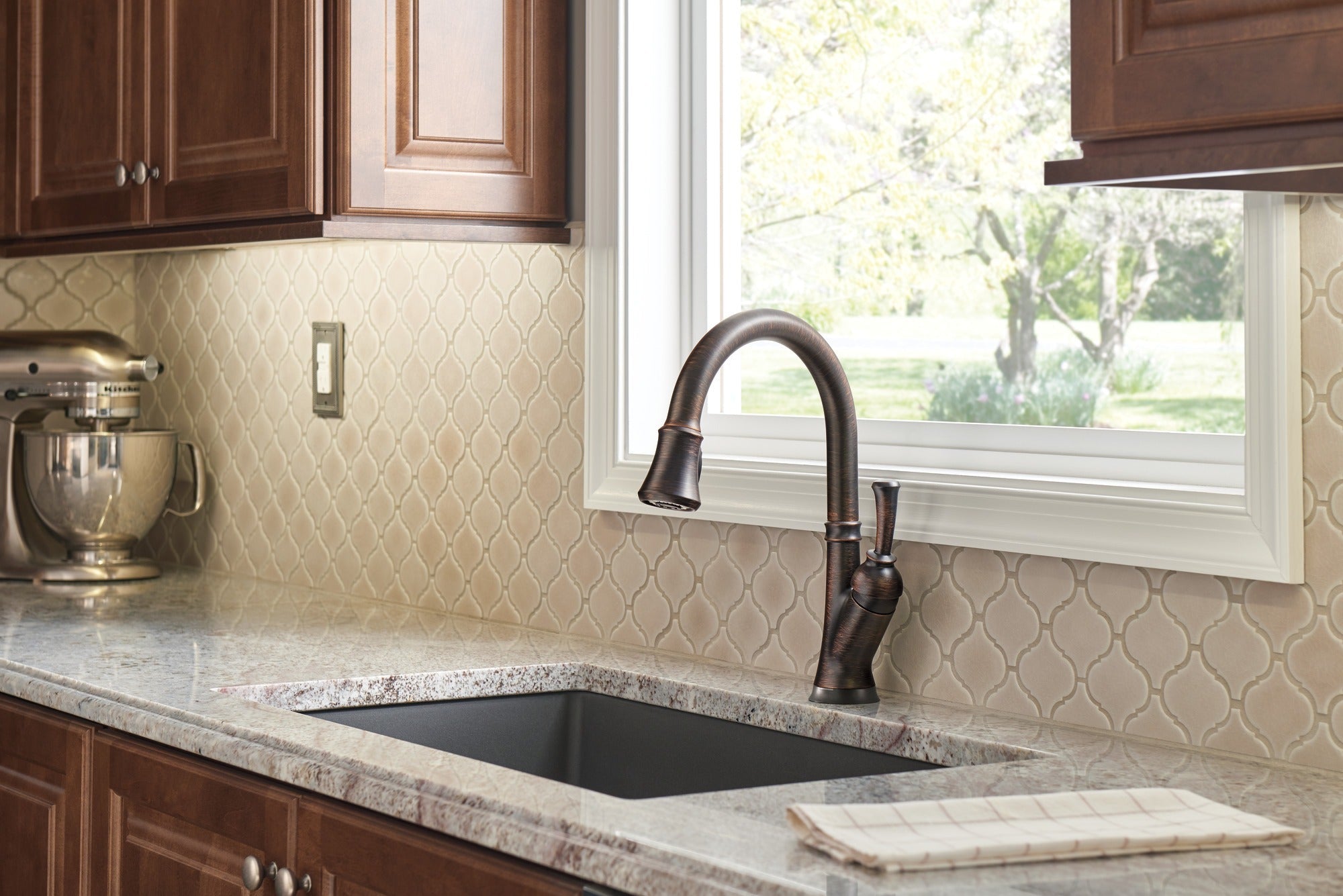 Delta Leland® Single Handle Pull-Down Kitchen Faucet with Touch<sub>2</sub>O® and ShieldSpray® Technologies