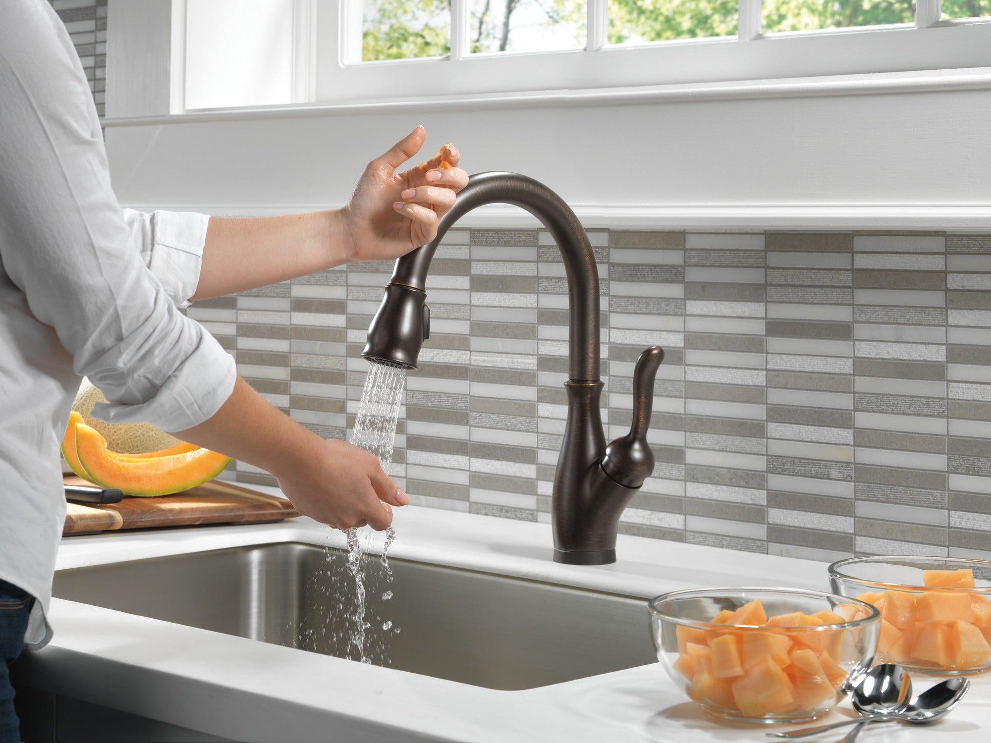 Delta Leland® Single Handle Pull-Down Kitchen Faucet with Touch<sub>2</sub>O® and ShieldSpray® Technologies