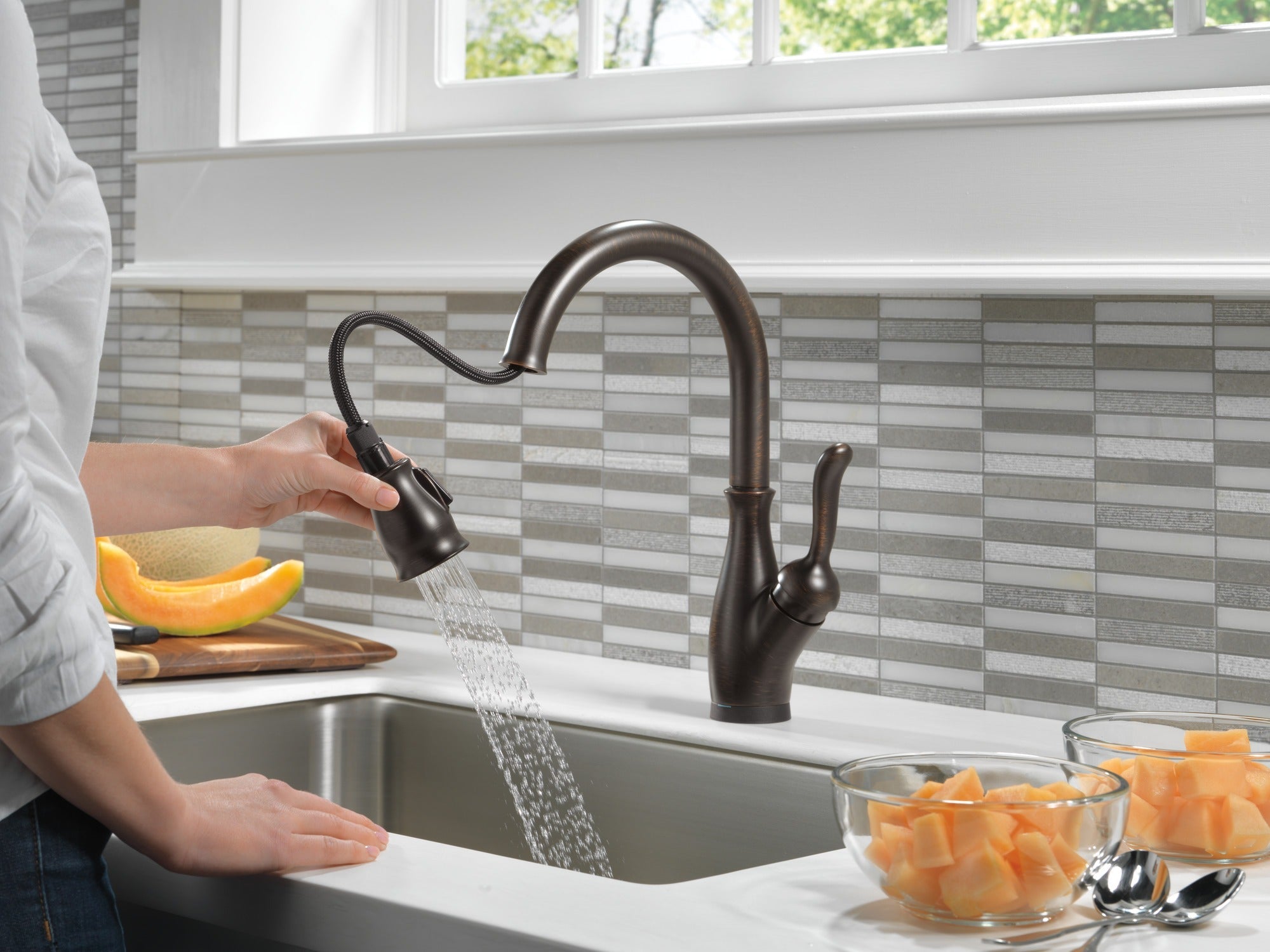 Delta Leland® Single Handle Pull-Down Kitchen Faucet with Touch<sub>2</sub>O® and ShieldSpray® Technologies
