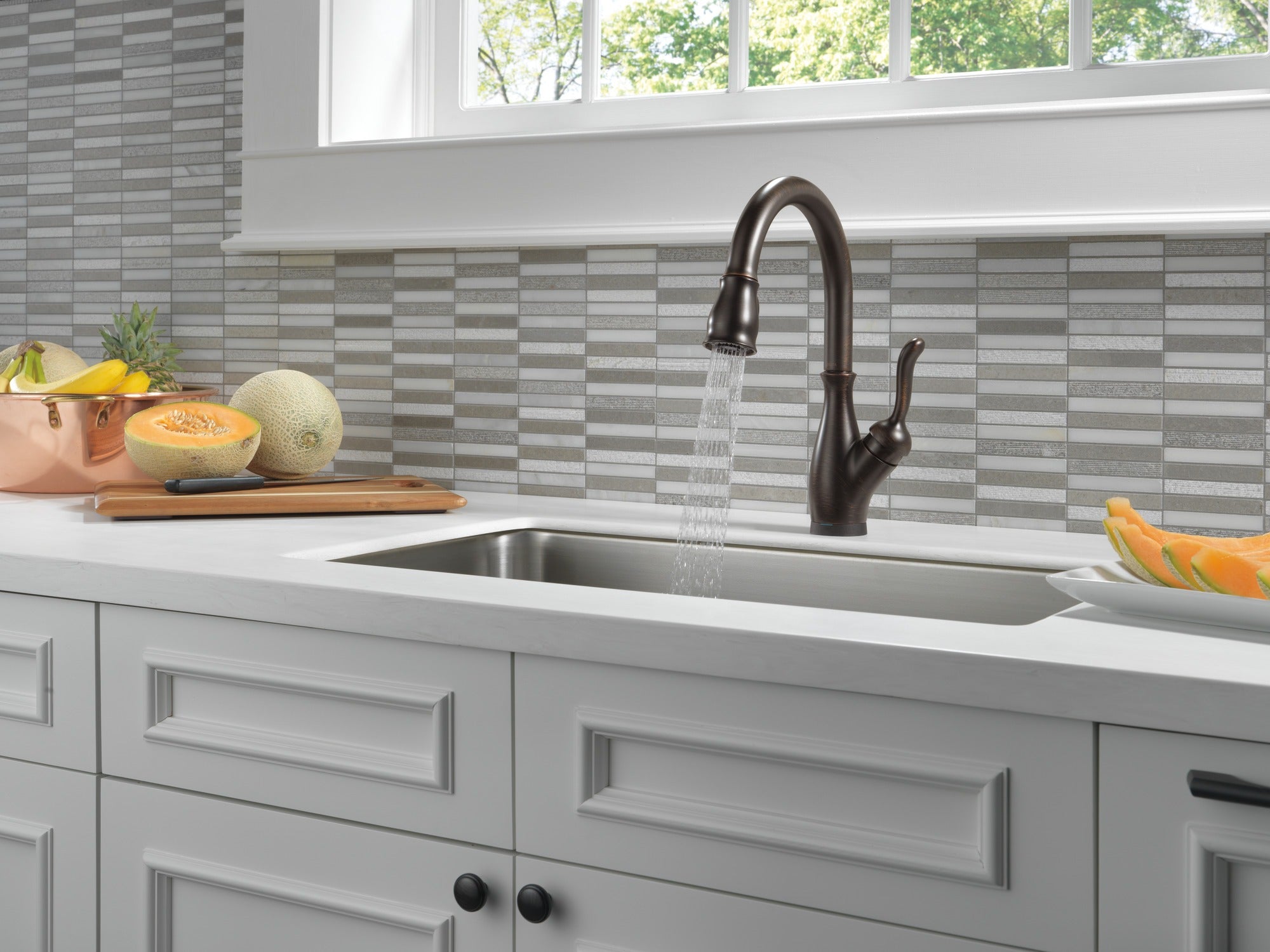Delta Leland® Single Handle Pull-Down Kitchen Faucet with Touch<sub>2</sub>O® and ShieldSpray® Technologies