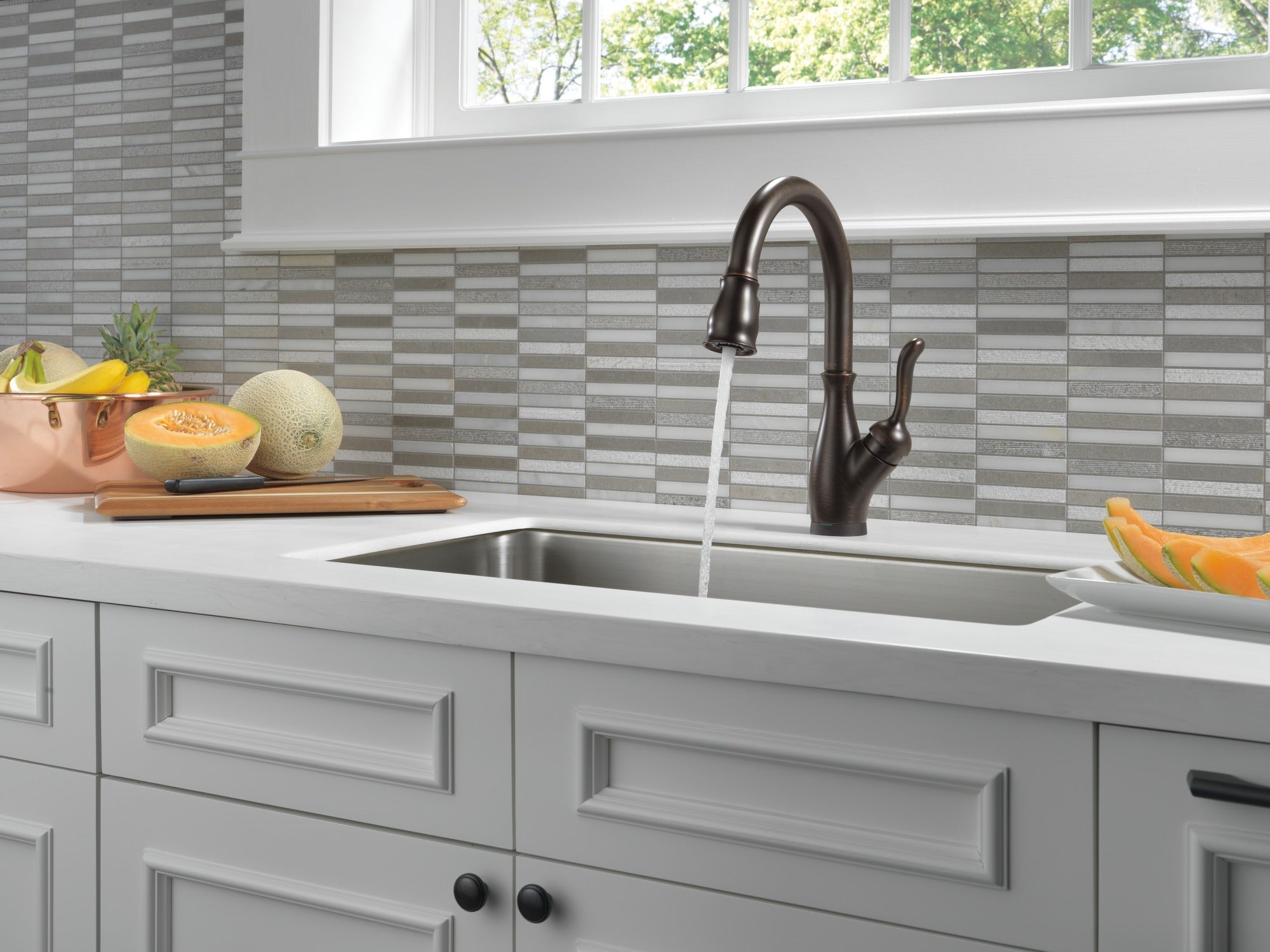 Delta Leland® Single Handle Pull-Down Kitchen Faucet with Touch<sub>2</sub>O® and ShieldSpray® Technologies