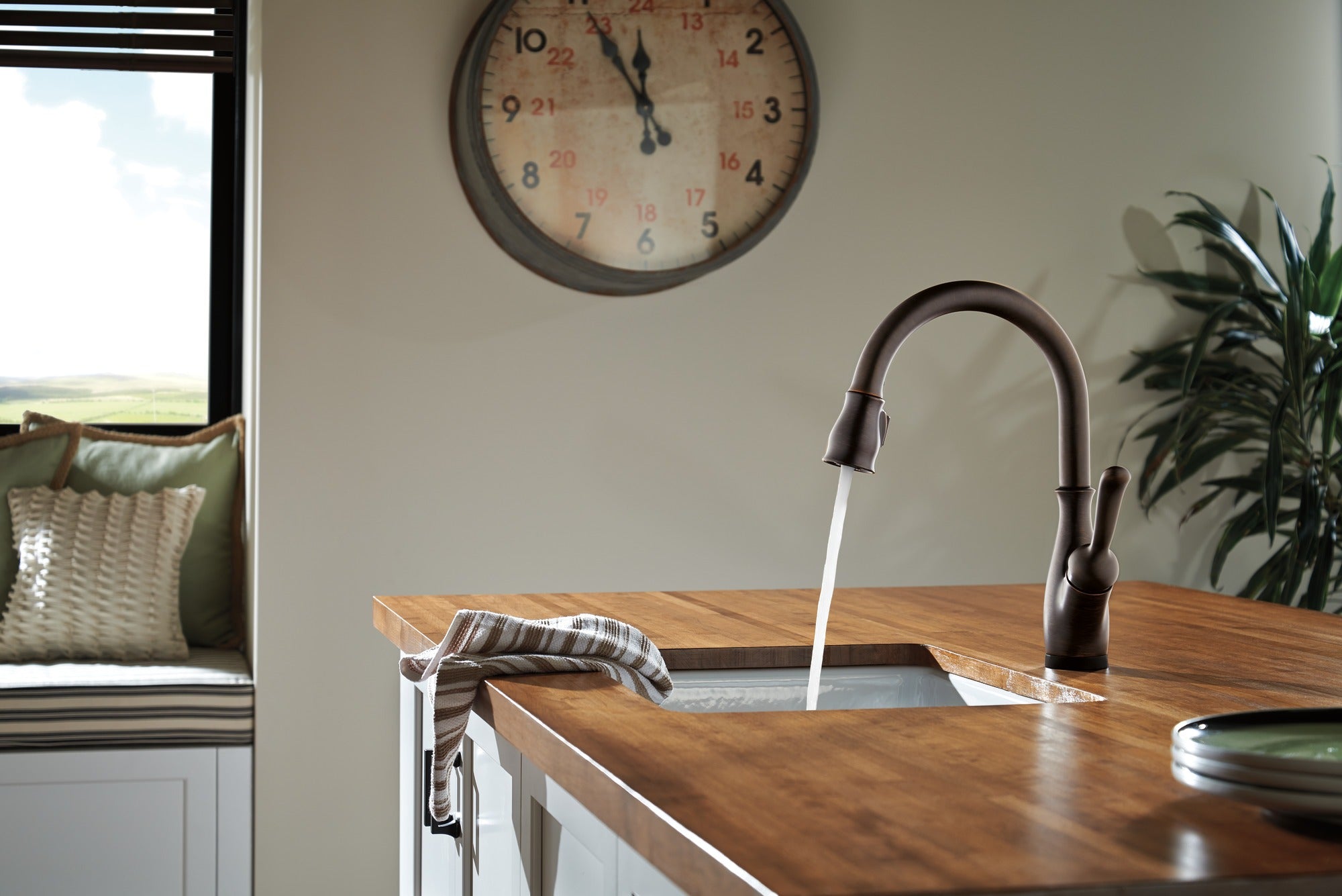 Delta Leland® Single Handle Pull-Down Kitchen Faucet with Touch<sub>2</sub>O® and ShieldSpray® Technologies