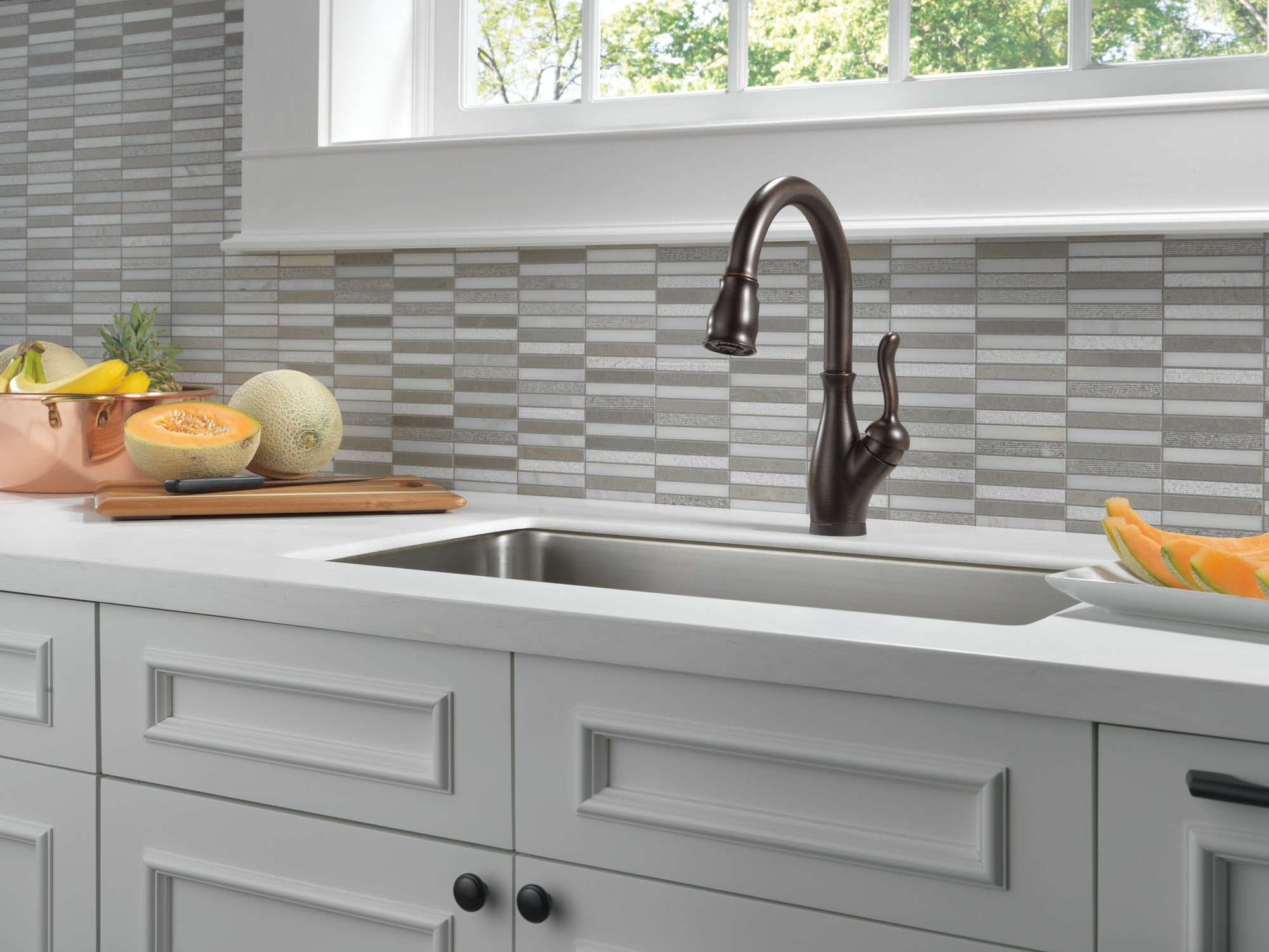 Delta Leland® Single Handle Pull-Down Kitchen Faucet with Touch<sub>2</sub>O® and ShieldSpray® Technologies