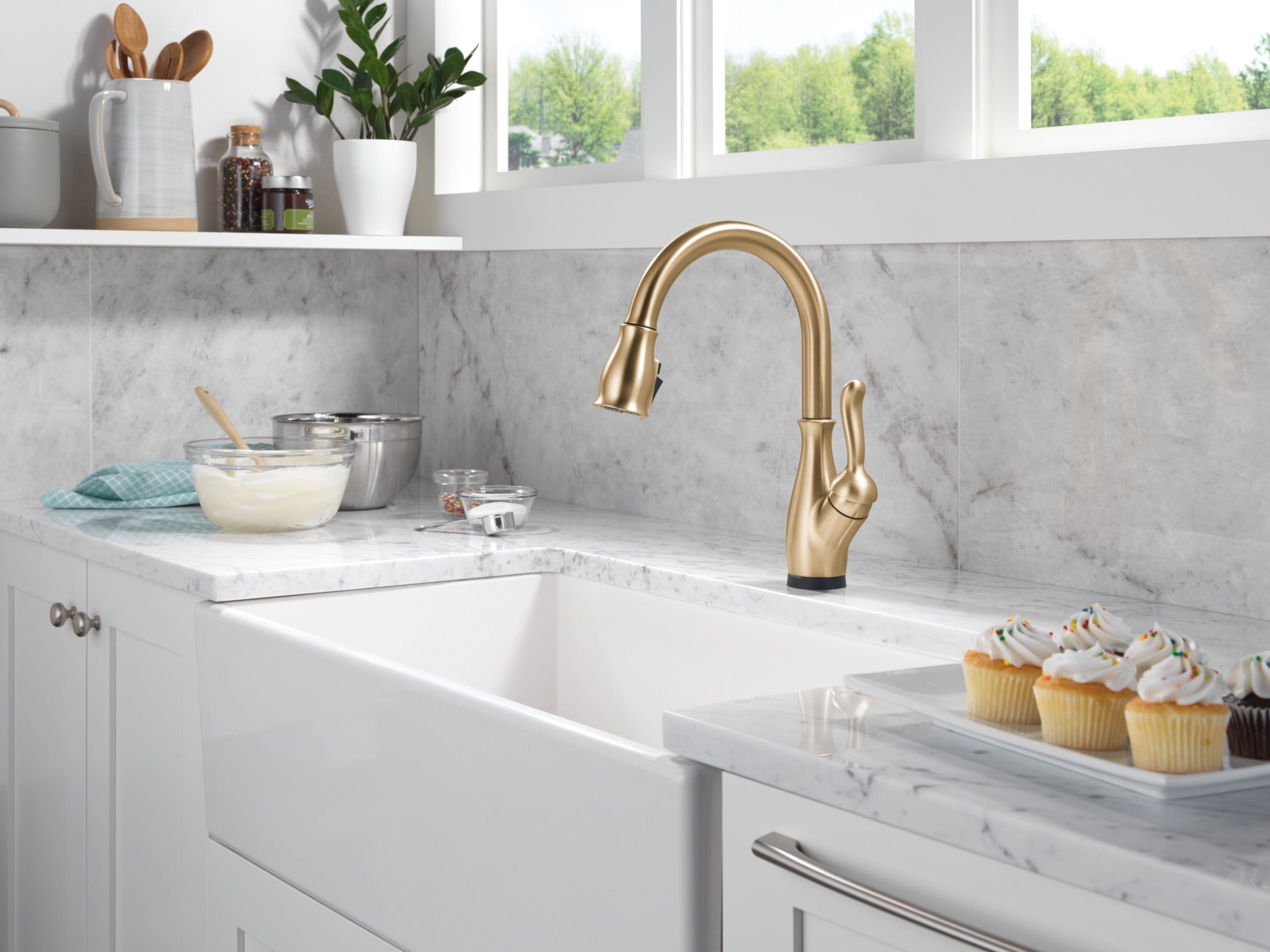 Delta Leland® Touch<sub>2</sub>O® Technology Kitchen Faucet with Touchless Technology