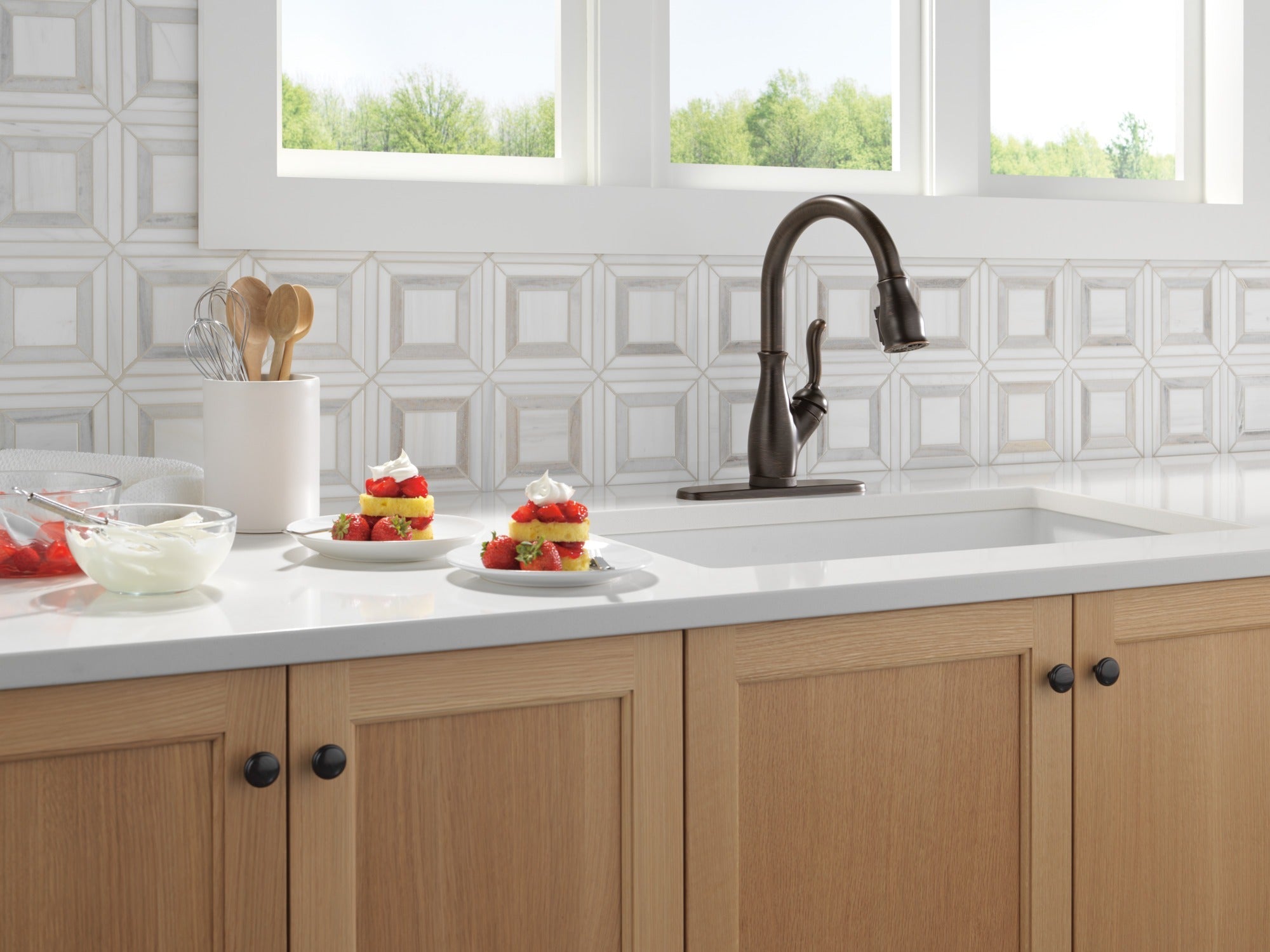 Delta Leland® Touch<sub>2</sub>O® Technology Kitchen Faucet with Touchless Technology