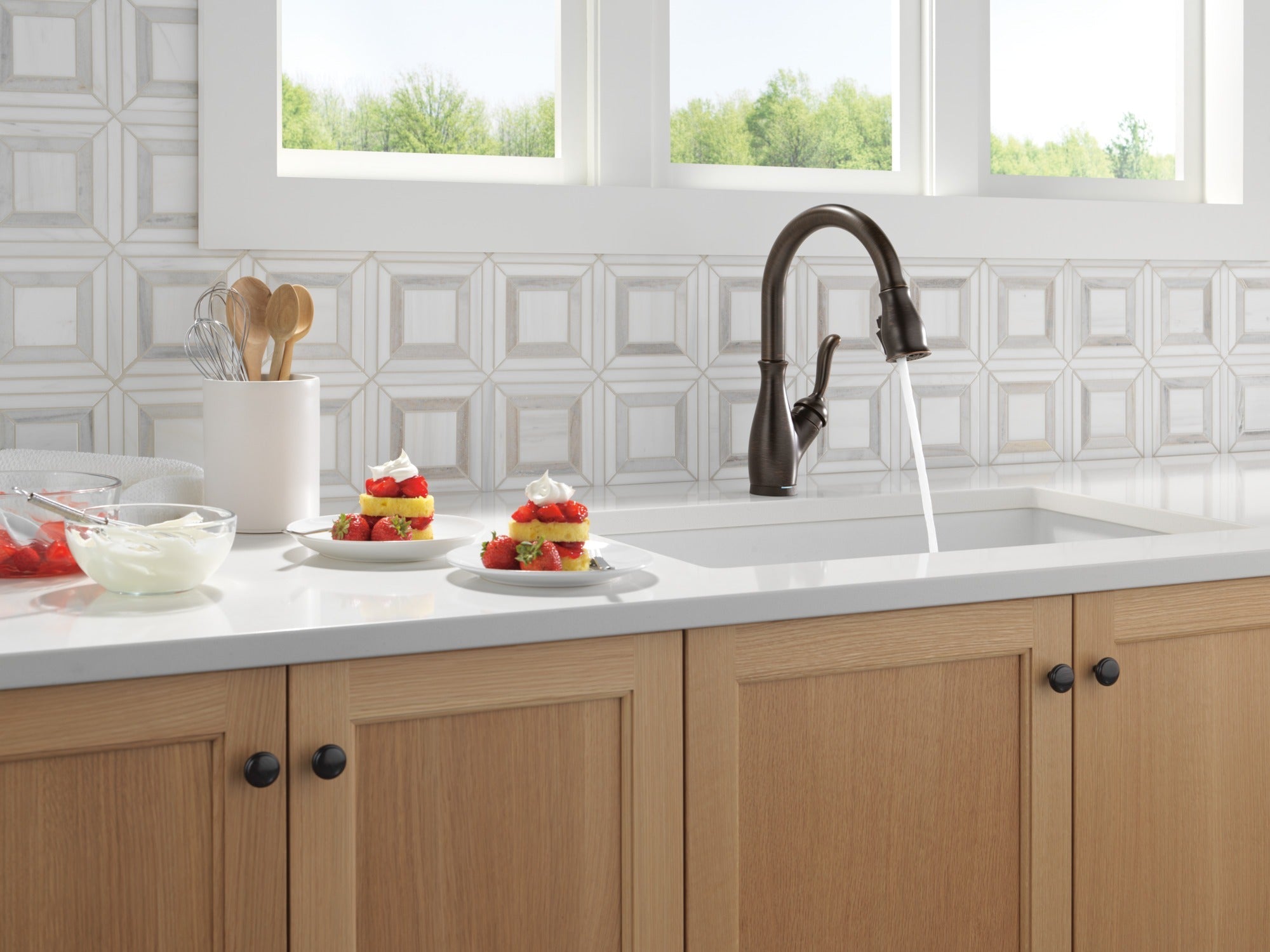 Delta Leland® Touch<sub>2</sub>O® Technology Kitchen Faucet with Touchless Technology